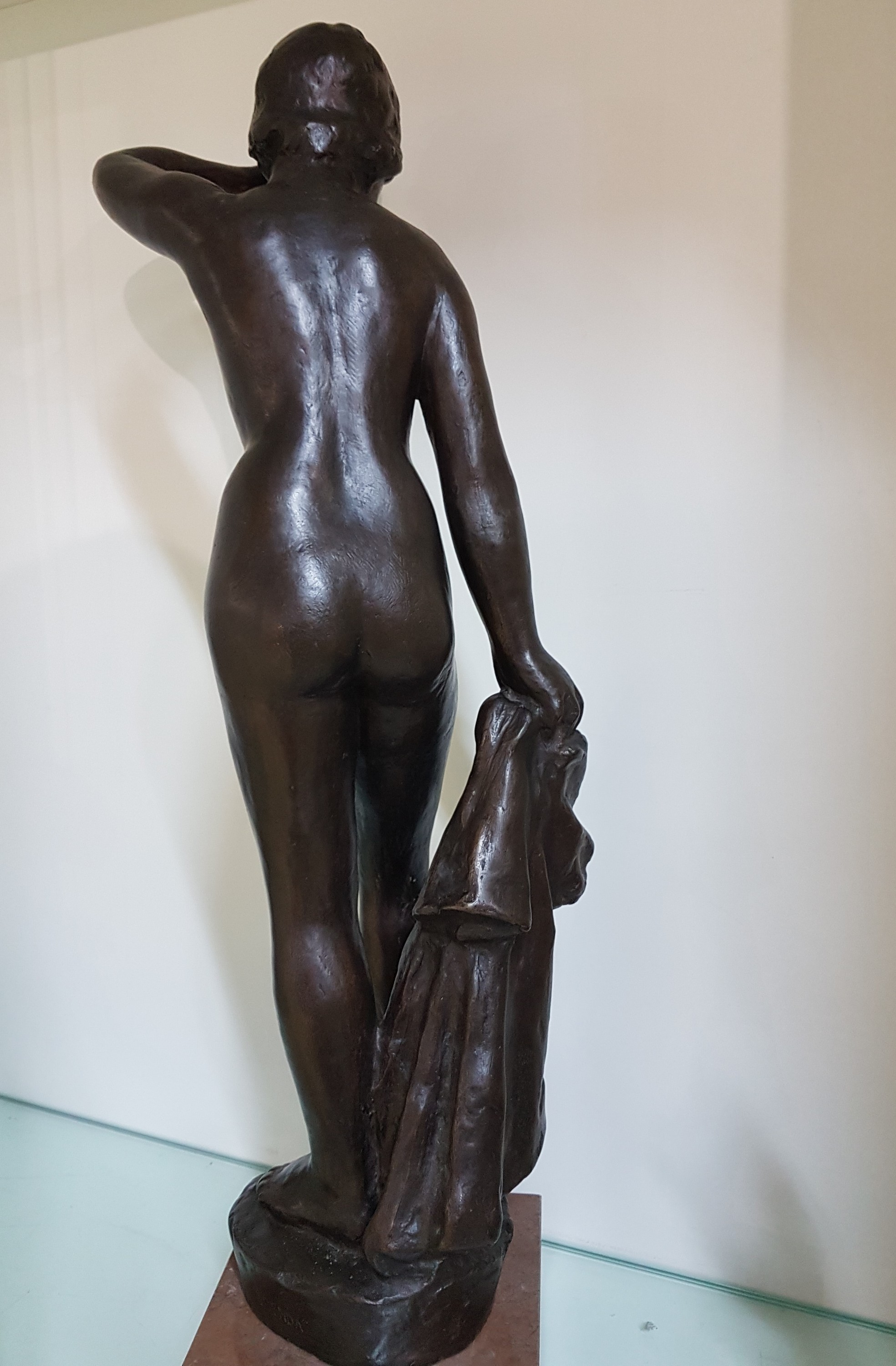 Detail c: Bretislav Benda, 1897-1983, Badende, stehender weiblicher Akt mit Tuch, Bronzeguß, signiert, H. ca. 64cm, Steinsockel, Gesamth. ca. 70cm