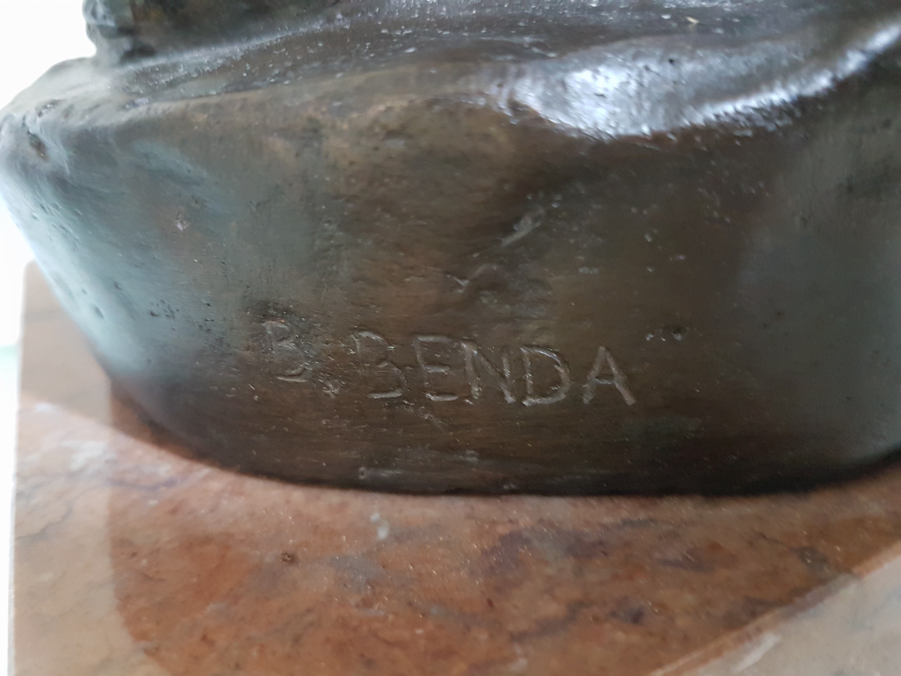 Detail d: Bretislav Benda, 1897-1983, Badende, stehender weiblicher Akt mit Tuch, Bronzeguß, signiert, H. ca. 64cm, Steinsockel, Gesamth. ca. 70cm