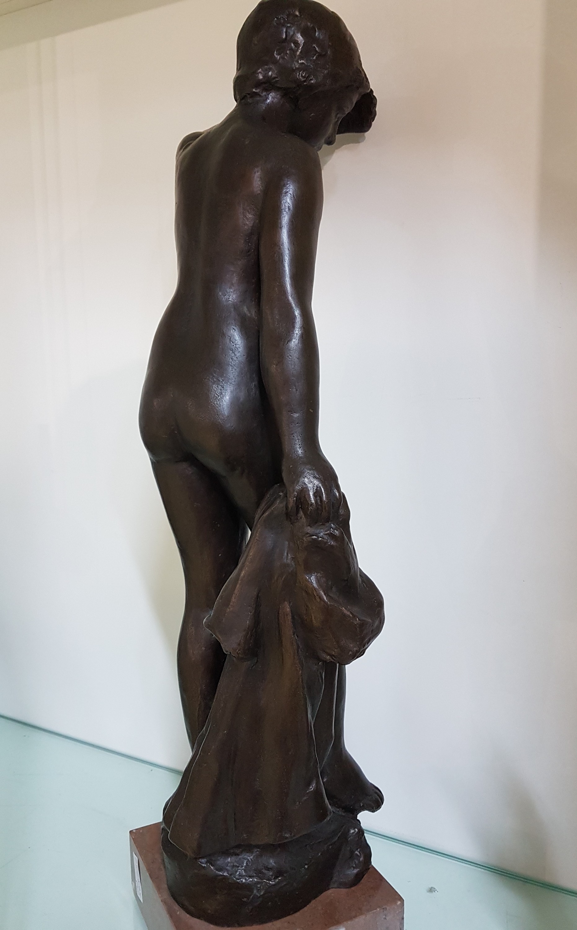 Detail e: Bretislav Benda, 1897-1983, Badende, stehender weiblicher Akt mit Tuch, Bronzeguß, signiert, H. ca. 64cm, Steinsockel, Gesamth. ca. 70cm