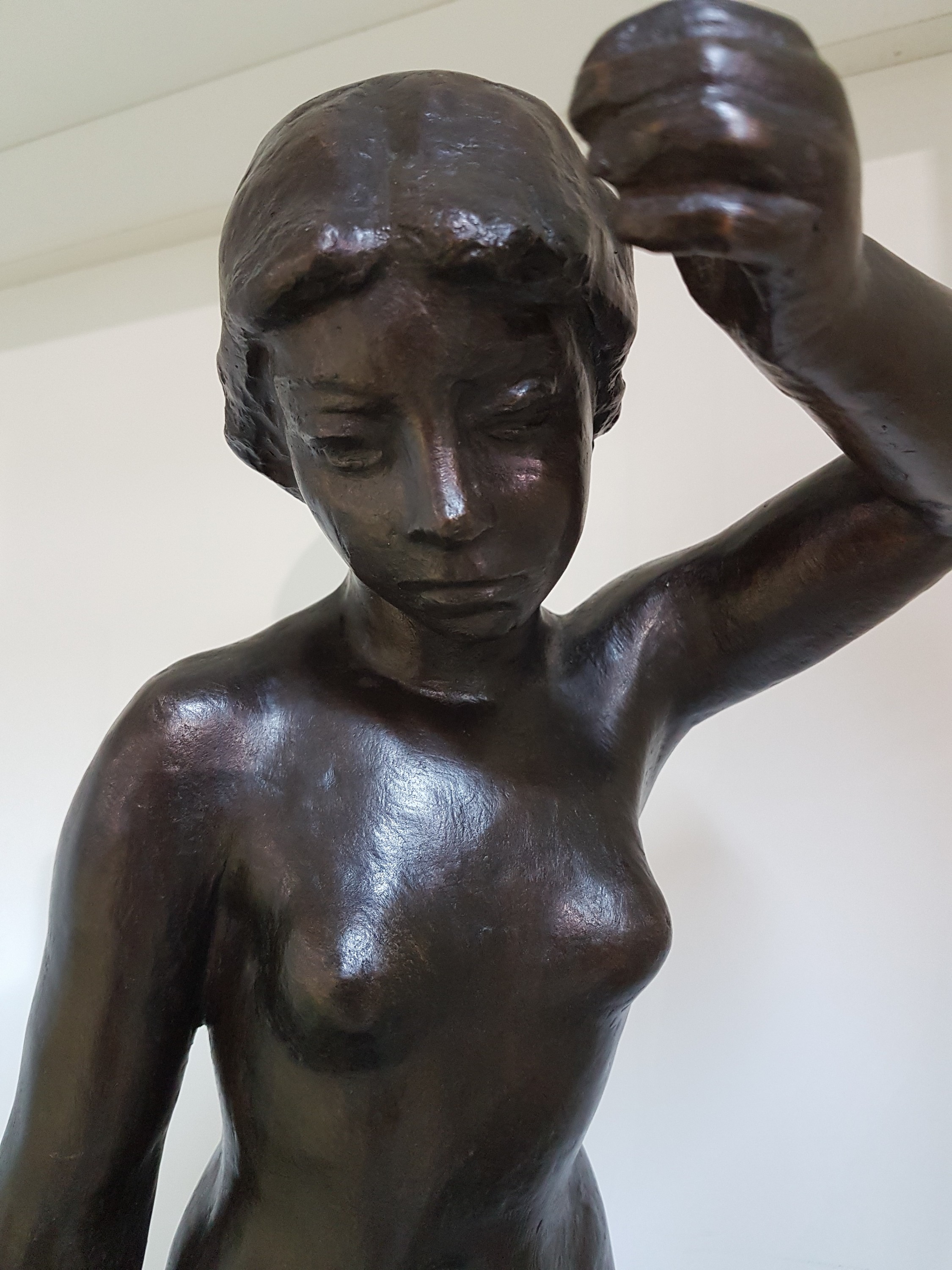 Detail h: Bretislav Benda, 1897-1983, Badende, stehender weiblicher Akt mit Tuch, Bronzeguß, signiert, H. ca. 64cm, Steinsockel, Gesamth. ca. 70cm