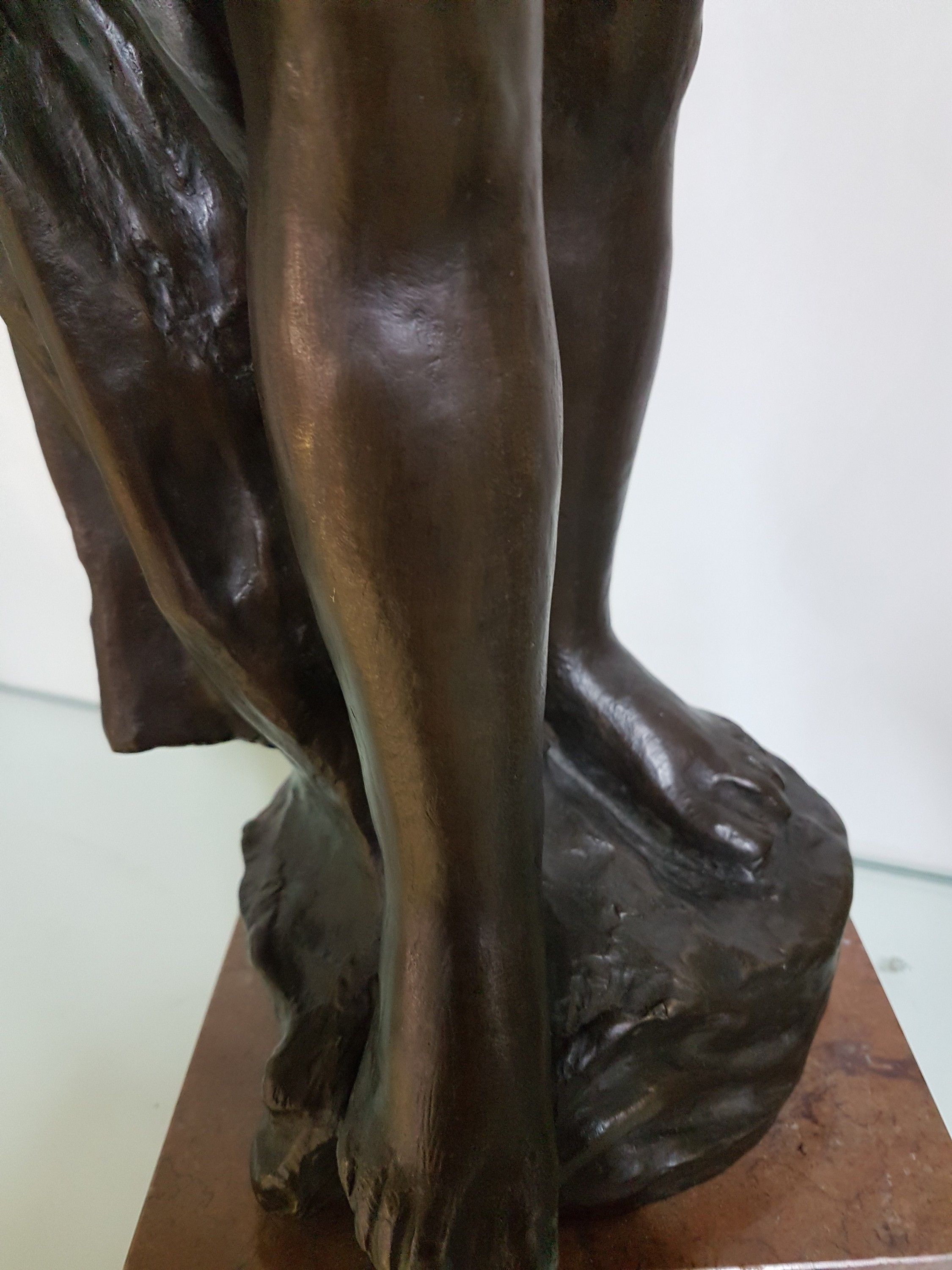 Detail i: Bretislav Benda, 1897-1983, Badende, stehender weiblicher Akt mit Tuch, Bronzeguß, signiert, H. ca. 64cm, Steinsockel, Gesamth. ca. 70cm