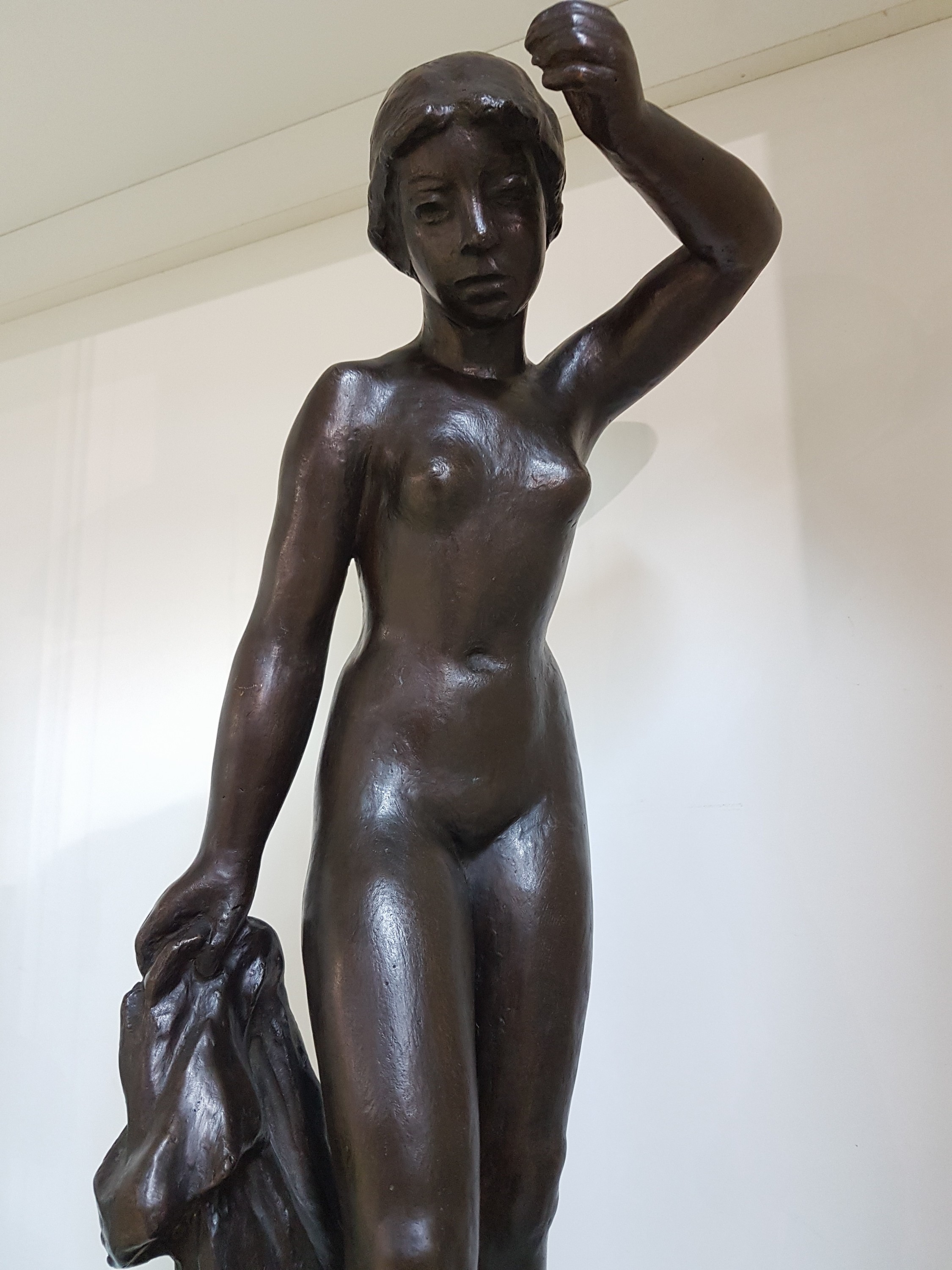 Detail j: Bretislav Benda, 1897-1983, Badende, stehender weiblicher Akt mit Tuch, Bronzeguß, signiert, H. ca. 64cm, Steinsockel, Gesamth. ca. 70cm