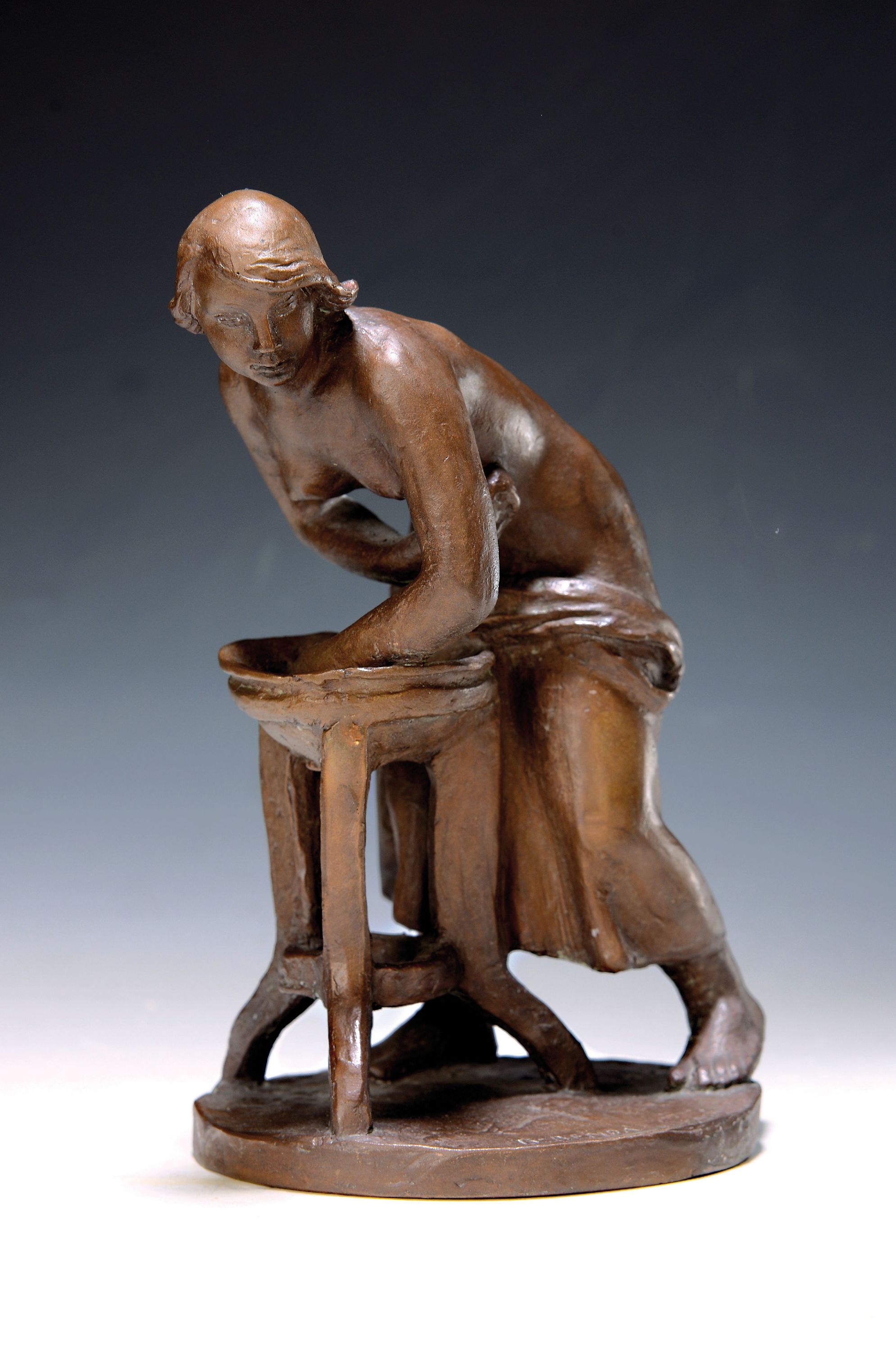 Bretislav Benda, 1897-1983, sich waschende Frau am Becken, Bronzeguß, signiert, H. ca. 21cm