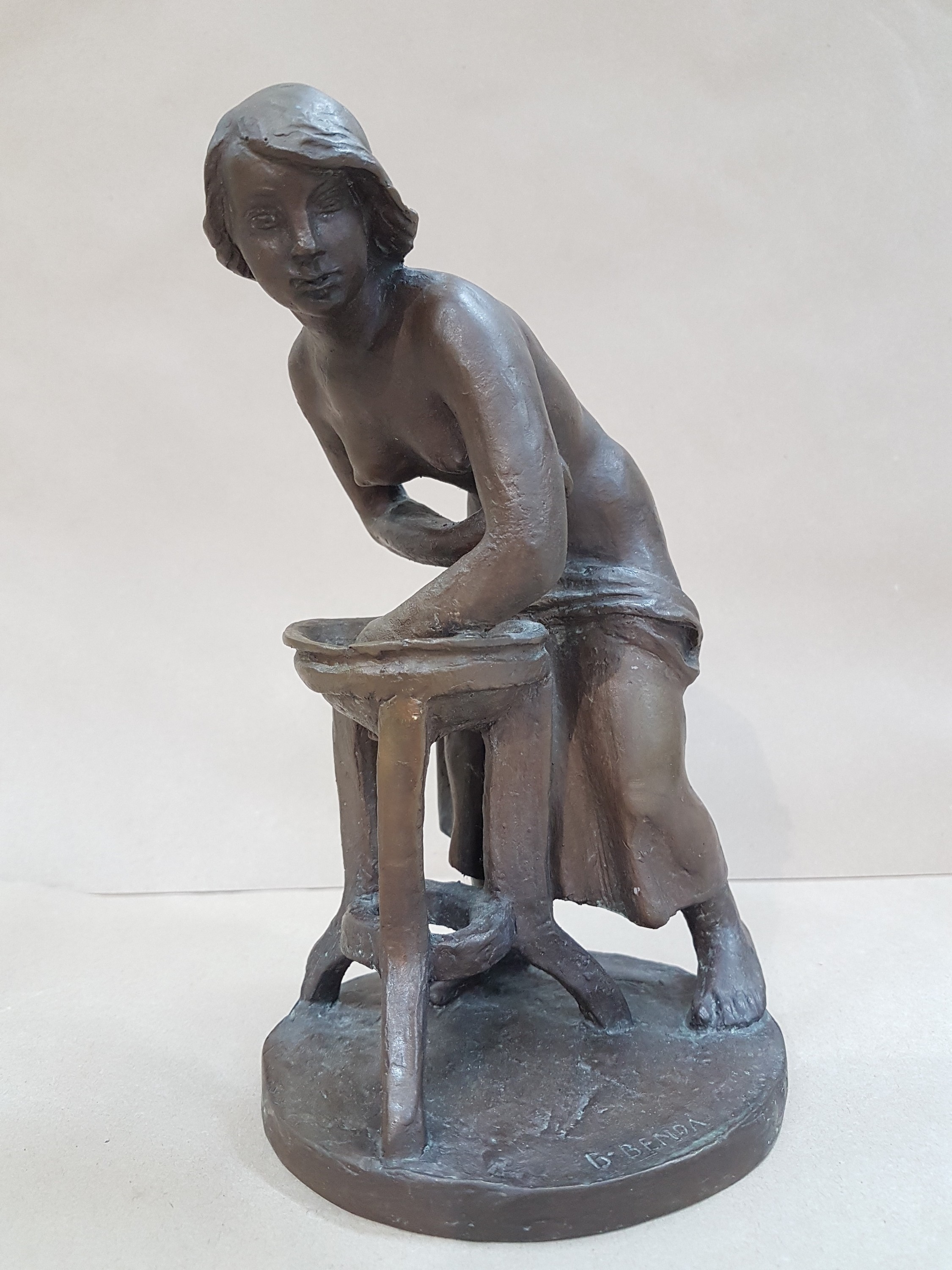 Detail a: Bretislav Benda, 1897-1983, sich waschende Frau am Becken, Bronzeguß, signiert, H. ca. 21cm