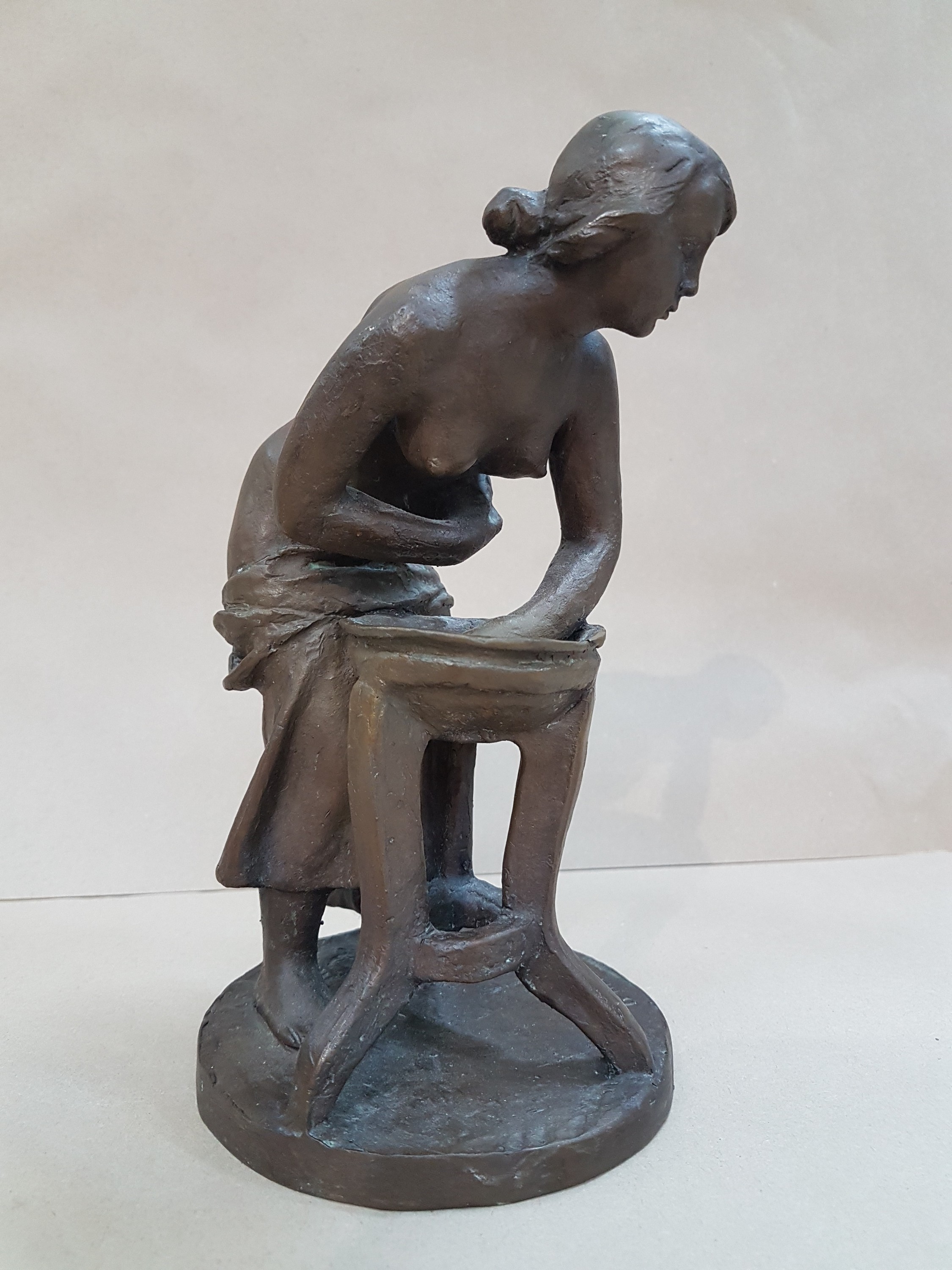 Detail b: Bretislav Benda, 1897-1983, sich waschende Frau am Becken, Bronzeguß, signiert, H. ca. 21cm