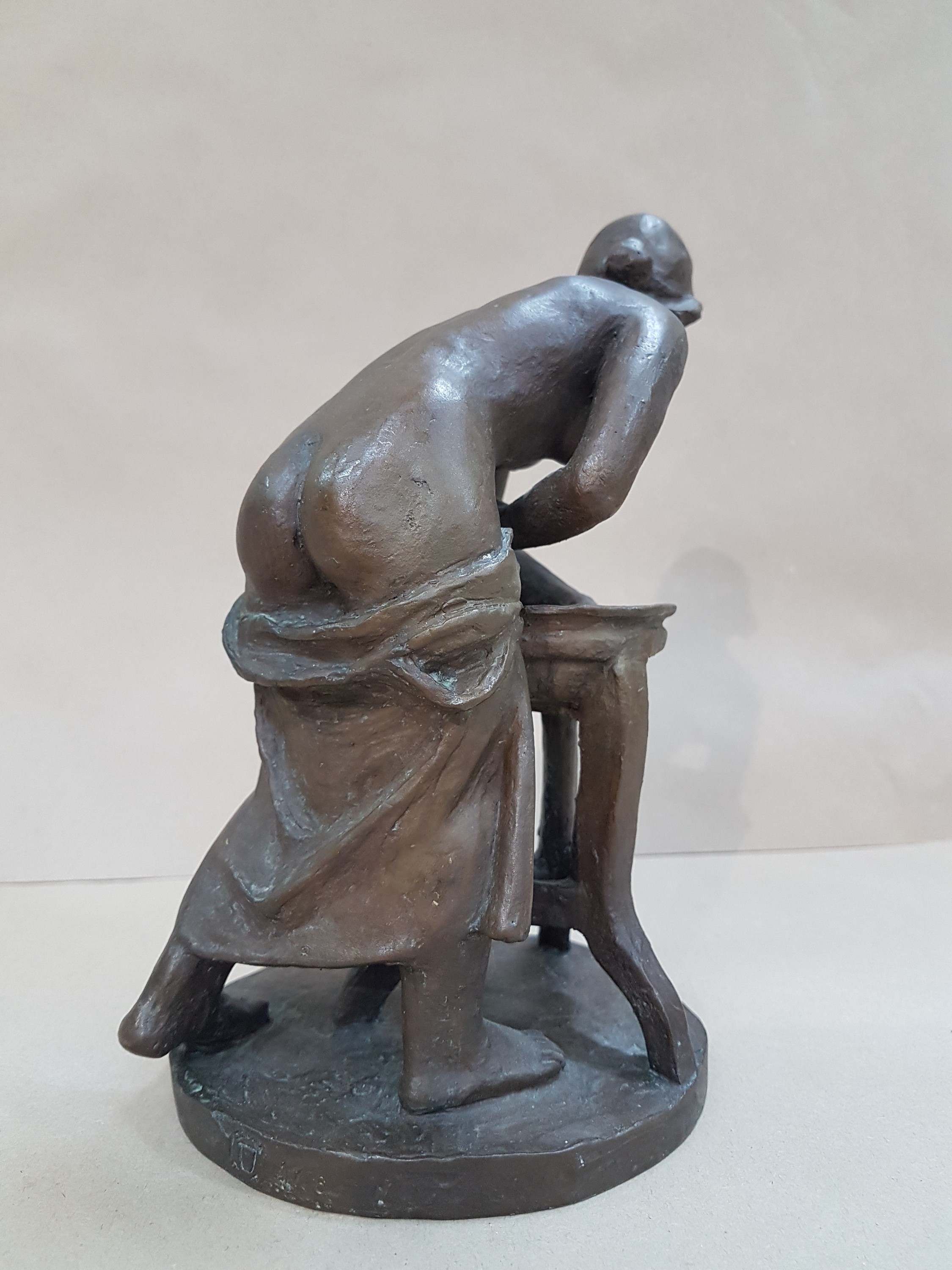 Detail c: Bretislav Benda, 1897-1983, sich waschende Frau am Becken, Bronzeguß, signiert, H. ca. 21cm