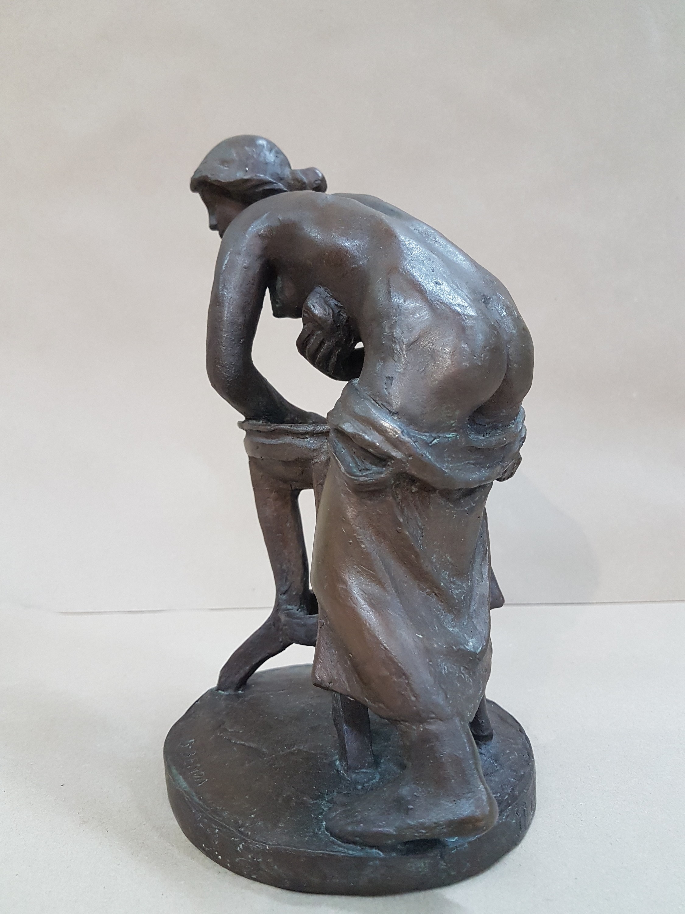 Detail d: Bretislav Benda, 1897-1983, sich waschende Frau am Becken, Bronzeguß, signiert, H. ca. 21cm