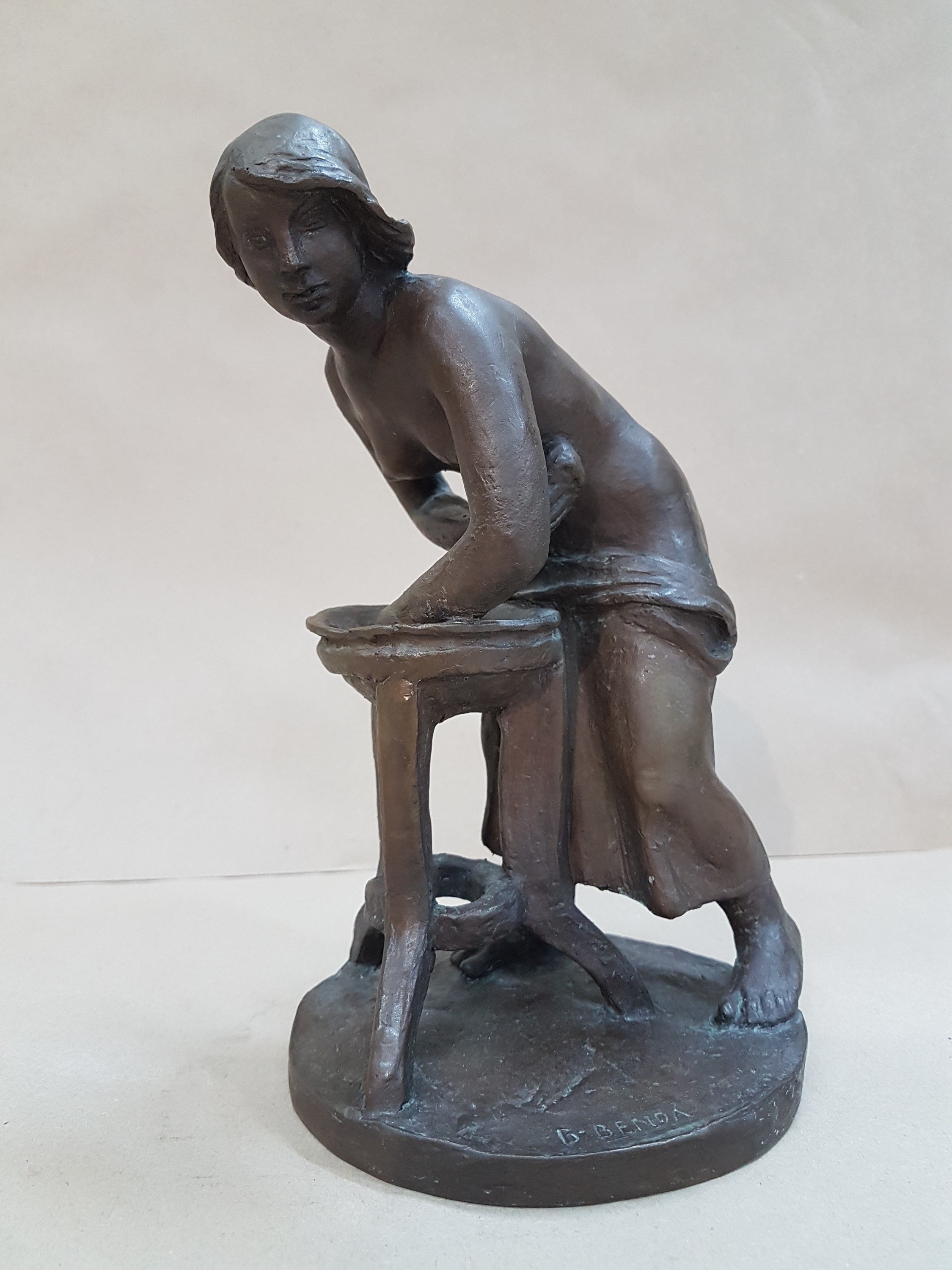 Detail e: Bretislav Benda, 1897-1983, sich waschende Frau am Becken, Bronzeguß, signiert, H. ca. 21cm
