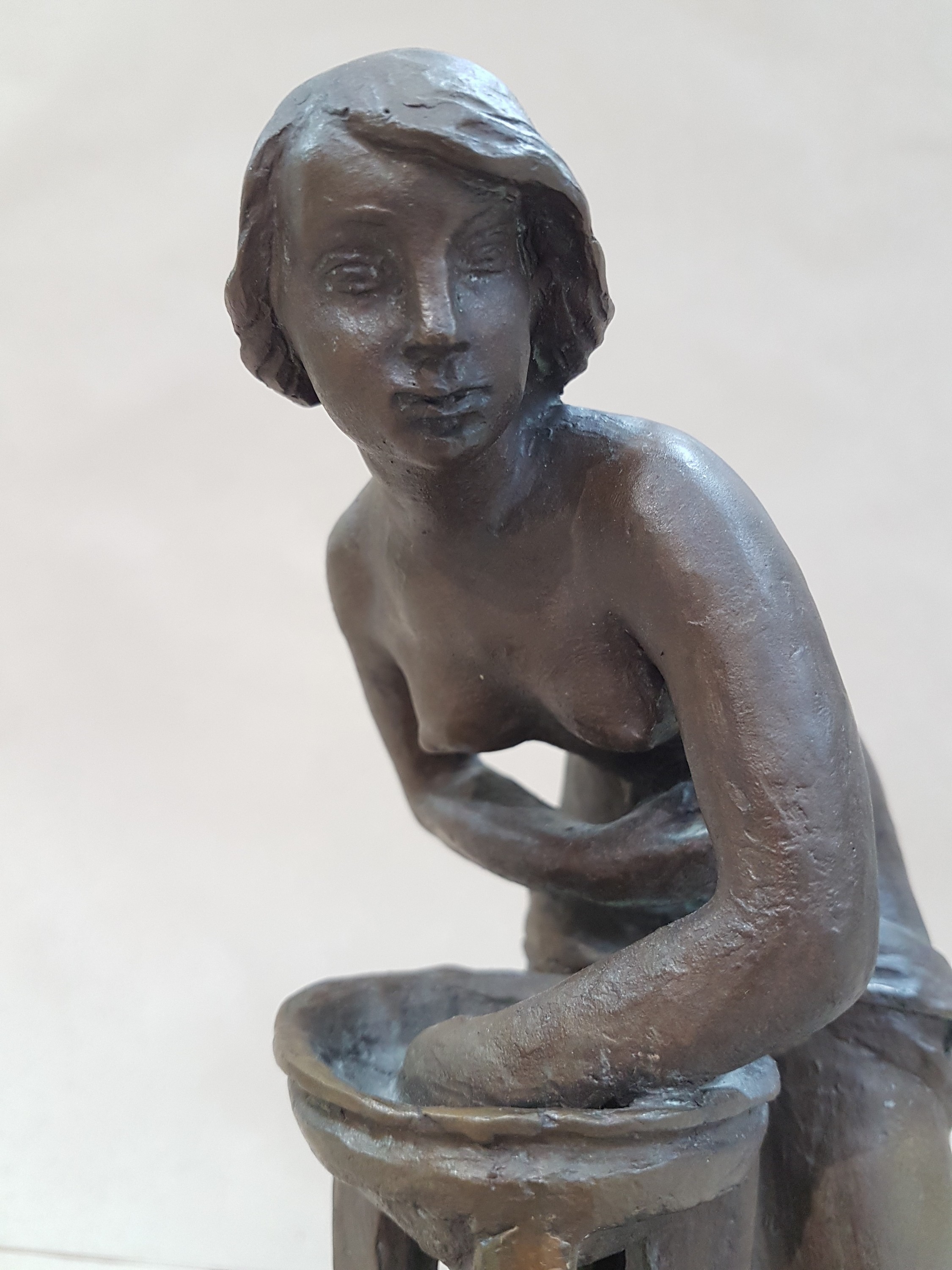 Detail f: Bretislav Benda, 1897-1983, sich waschende Frau am Becken, Bronzeguß, signiert, H. ca. 21cm