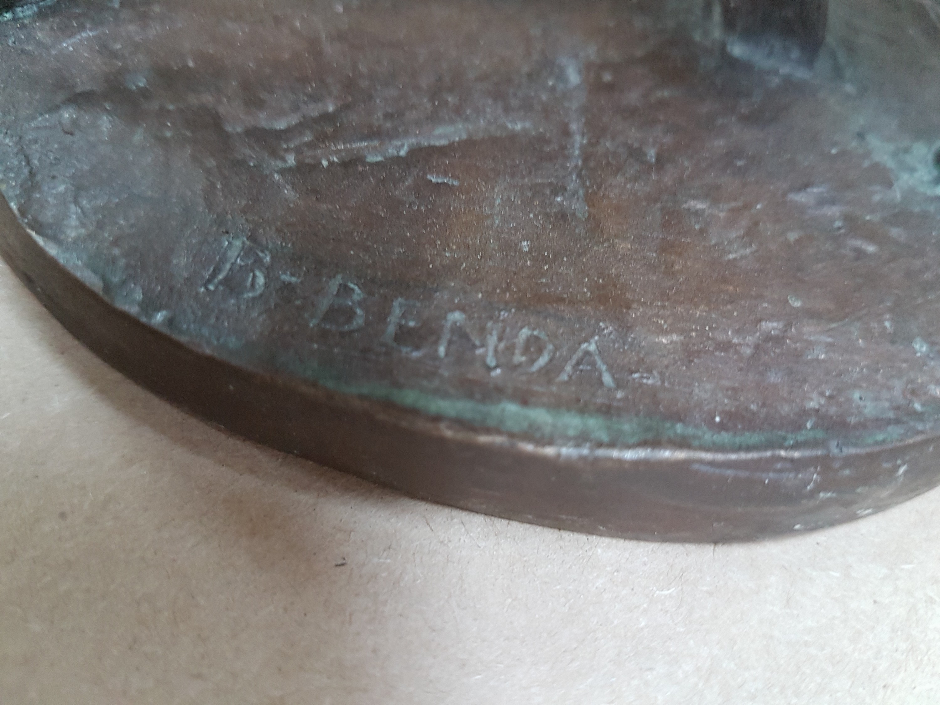 Detail g: Bretislav Benda, 1897-1983, sich waschende Frau am Becken, Bronzeguß, signiert, H. ca. 21cm