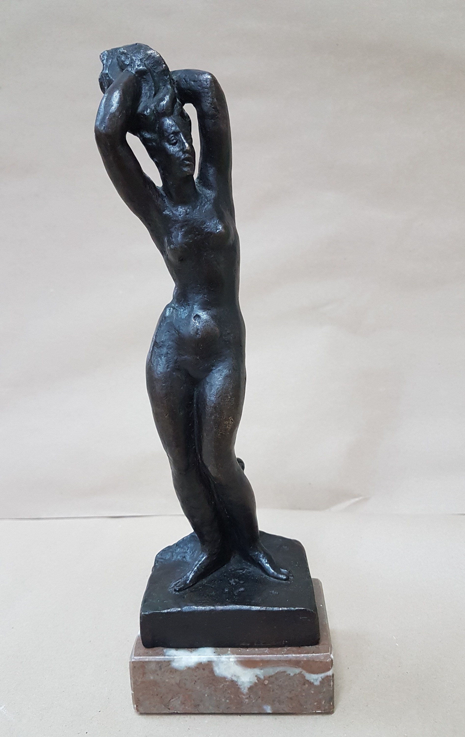 Detail a: Bretislav Benda, 1897-1983, stehender weiblicher Akt, Bronzeguß, signiert und dat. 1920, H. ca. 25cm, Steinsockel, Gesamth. ca. 31cm