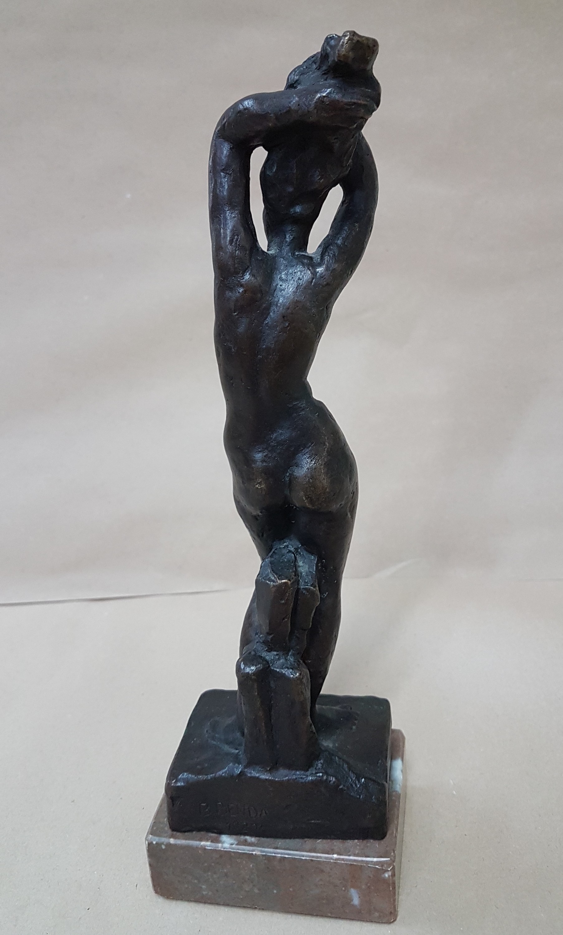 Detail c: Bretislav Benda, 1897-1983, stehender weiblicher Akt, Bronzeguß, signiert und dat. 1920, H. ca. 25cm, Steinsockel, Gesamth. ca. 31cm