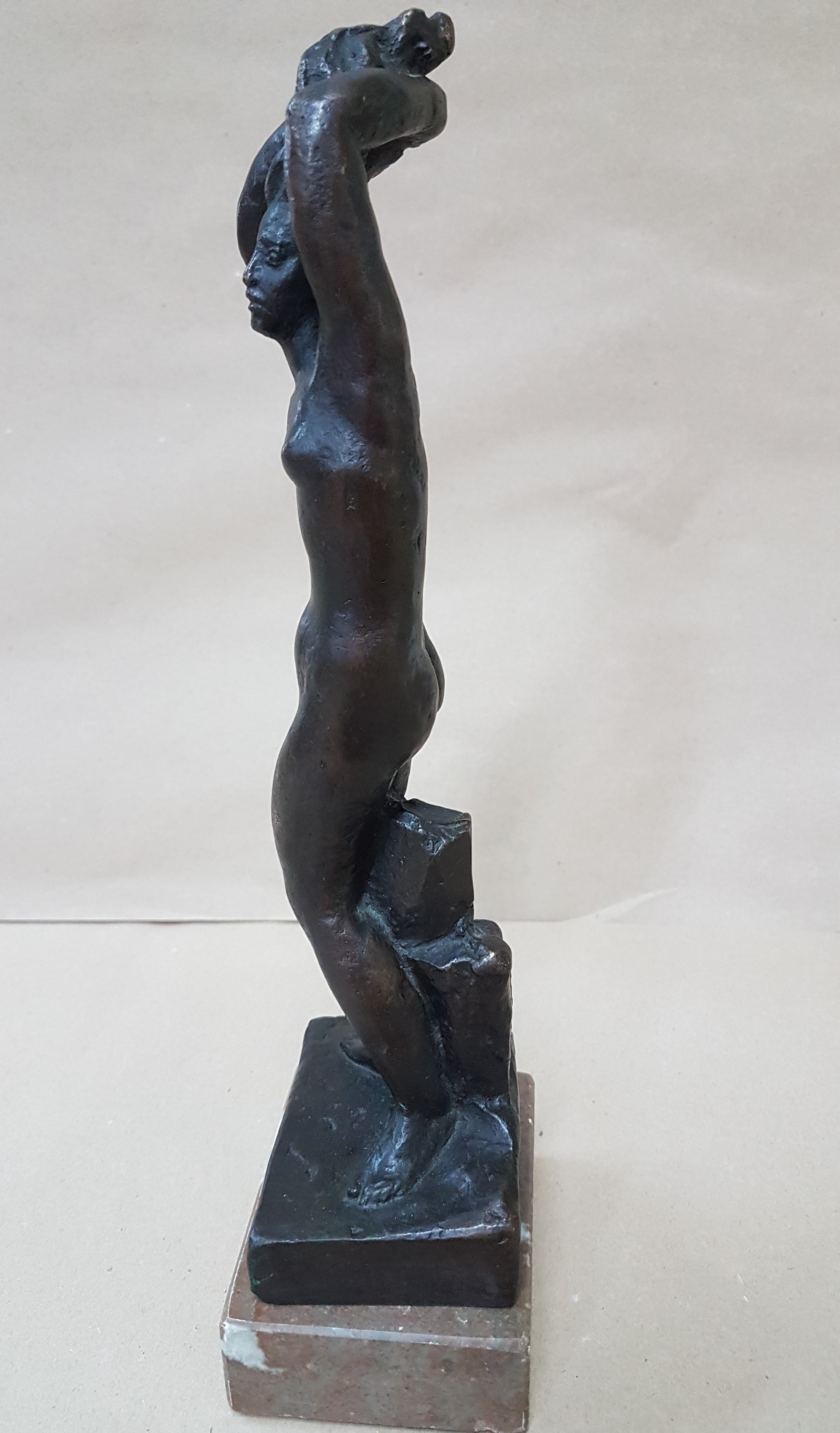 Detail d: Bretislav Benda, 1897-1983, stehender weiblicher Akt, Bronzeguß, signiert und dat. 1920, H. ca. 25cm, Steinsockel, Gesamth. ca. 31cm