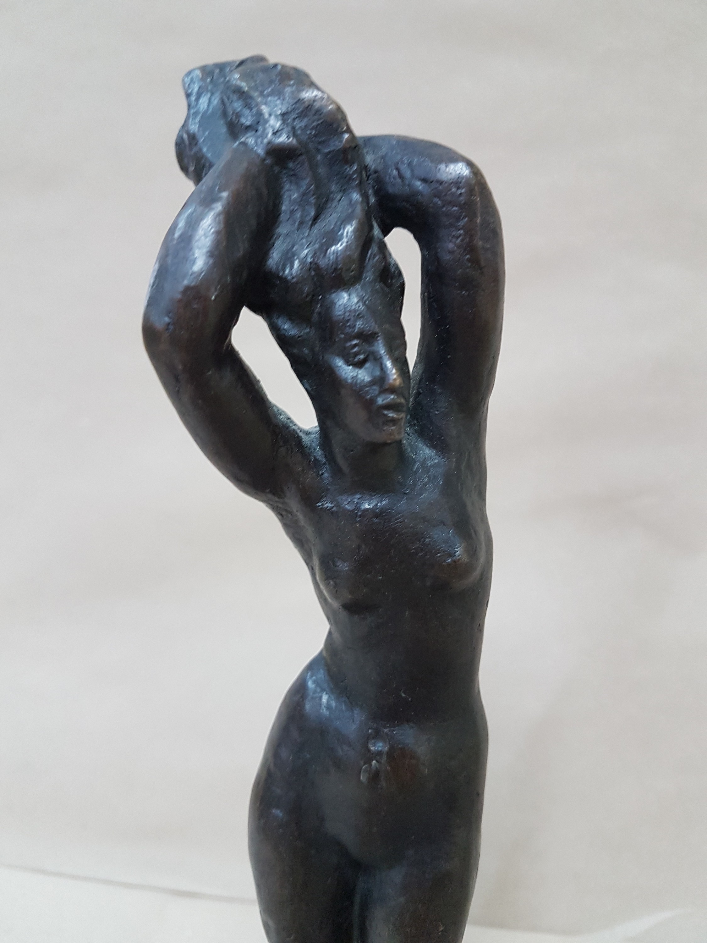 Detail e: Bretislav Benda, 1897-1983, stehender weiblicher Akt, Bronzeguß, signiert und dat. 1920, H. ca. 25cm, Steinsockel, Gesamth. ca. 31cm