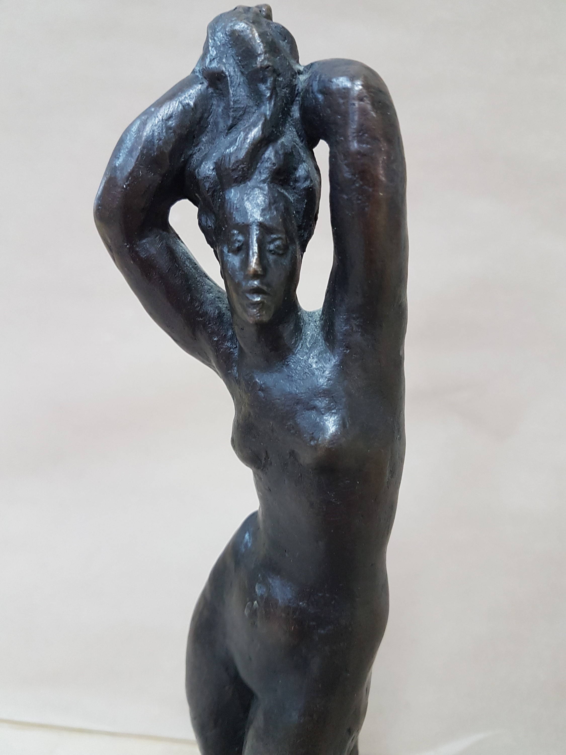 Detail f: Bretislav Benda, 1897-1983, stehender weiblicher Akt, Bronzeguß, signiert und dat. 1920, H. ca. 25cm, Steinsockel, Gesamth. ca. 31cm
