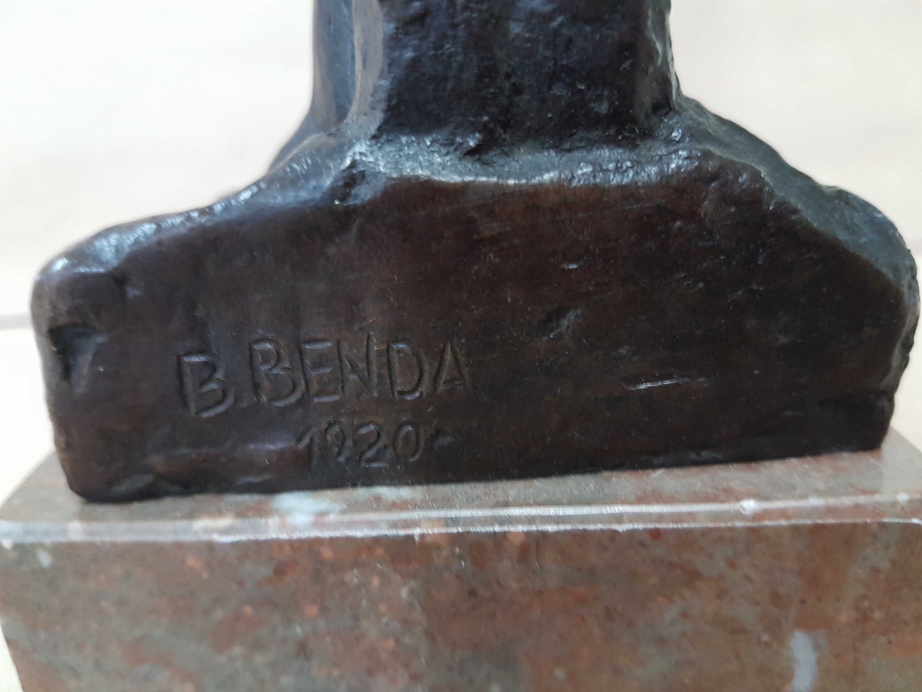 Detail g: Bretislav Benda, 1897-1983, stehender weiblicher Akt, Bronzeguß, signiert und dat. 1920, H. ca. 25cm, Steinsockel, Gesamth. ca. 31cm