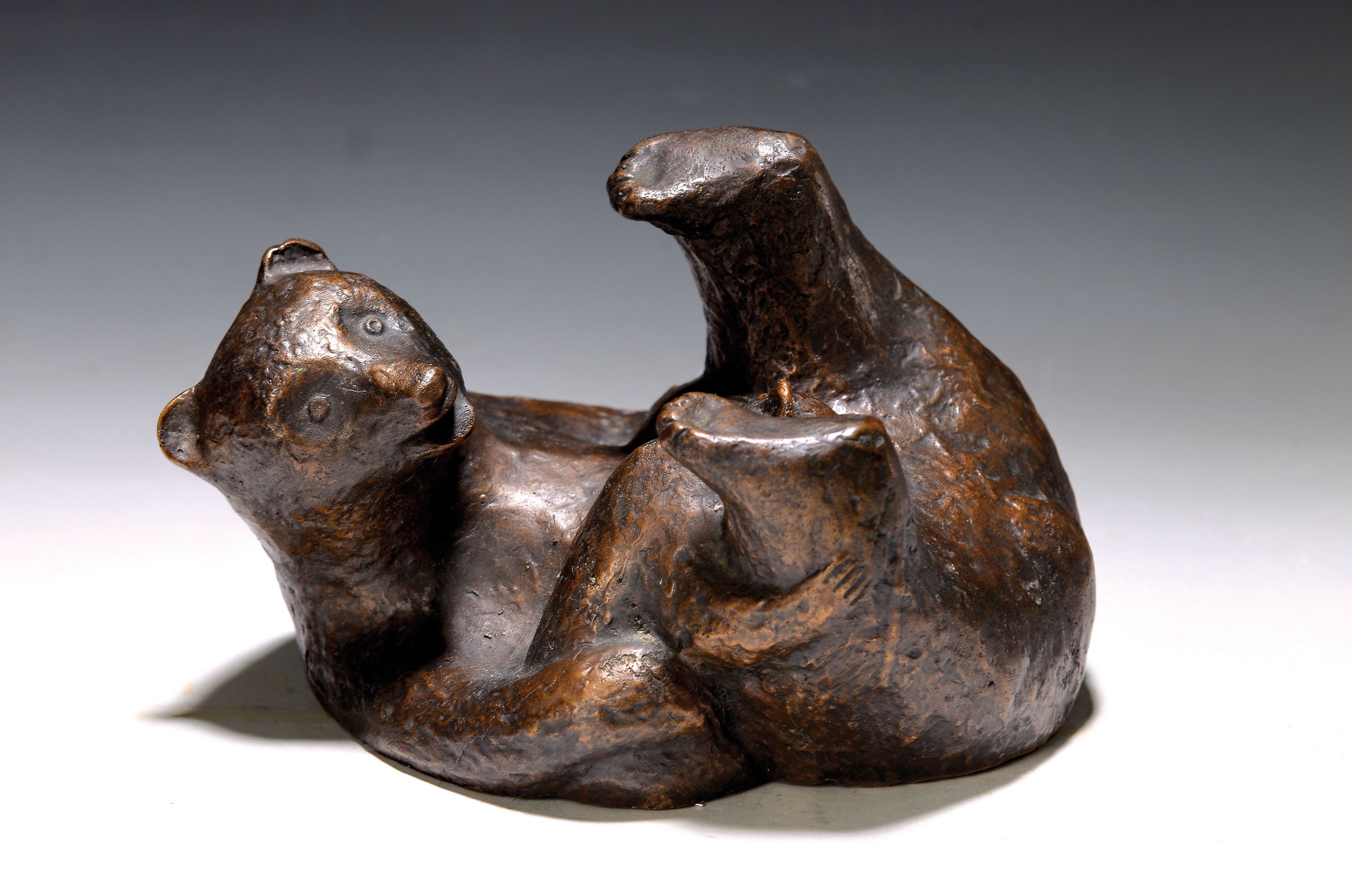 Bronzeskulptur, deutsch, 1960er Jahre, auf dem Rücken liegende Bärin mit Jungem, ca. 13x17x16cm