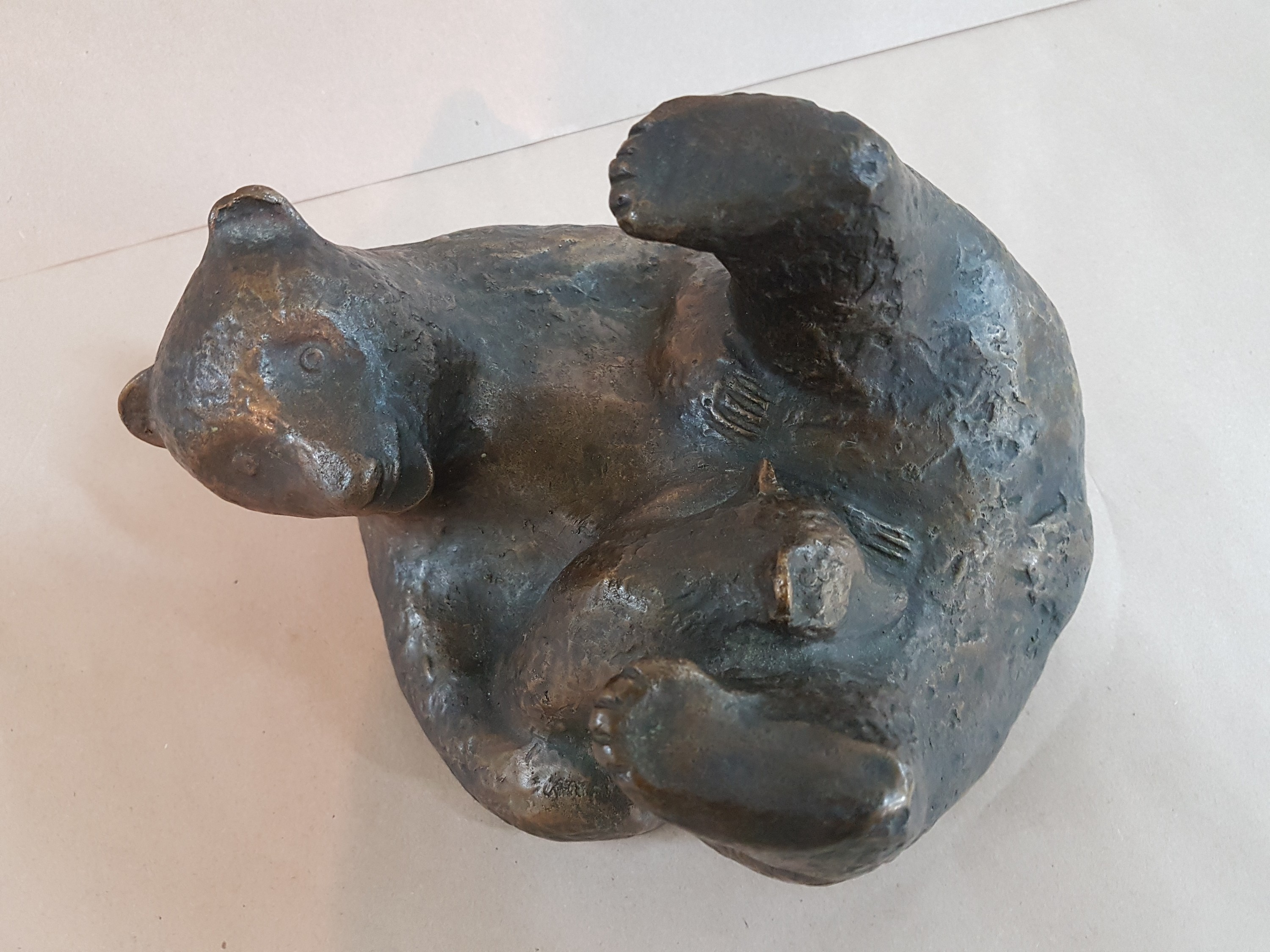 Detail a: Bronzeskulptur, deutsch, 1960er Jahre, auf dem Rücken liegende Bärin mit Jungem, ca. 13x17x16cm