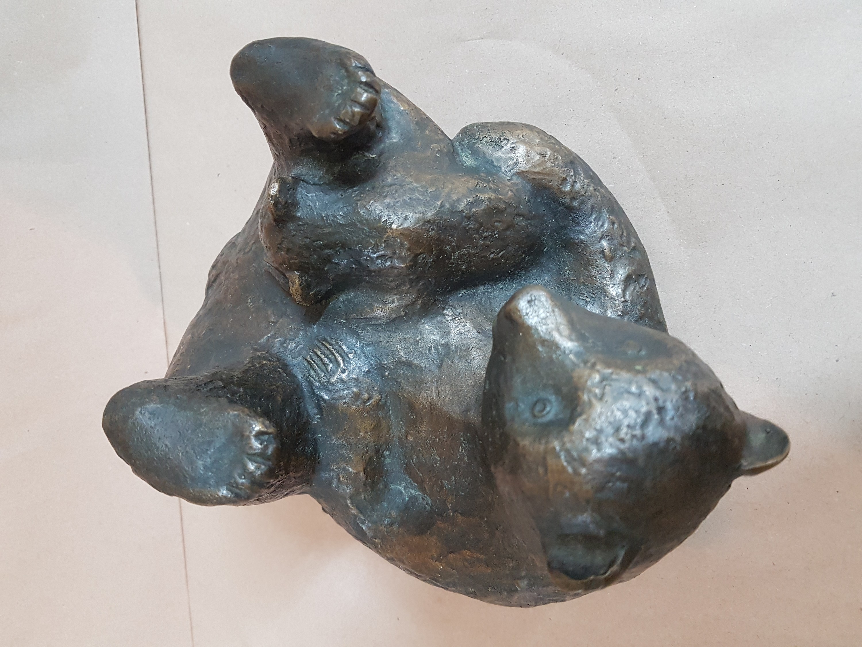 Detail b: Bronzeskulptur, deutsch, 1960er Jahre, auf dem Rücken liegende Bärin mit Jungem, ca. 13x17x16cm
