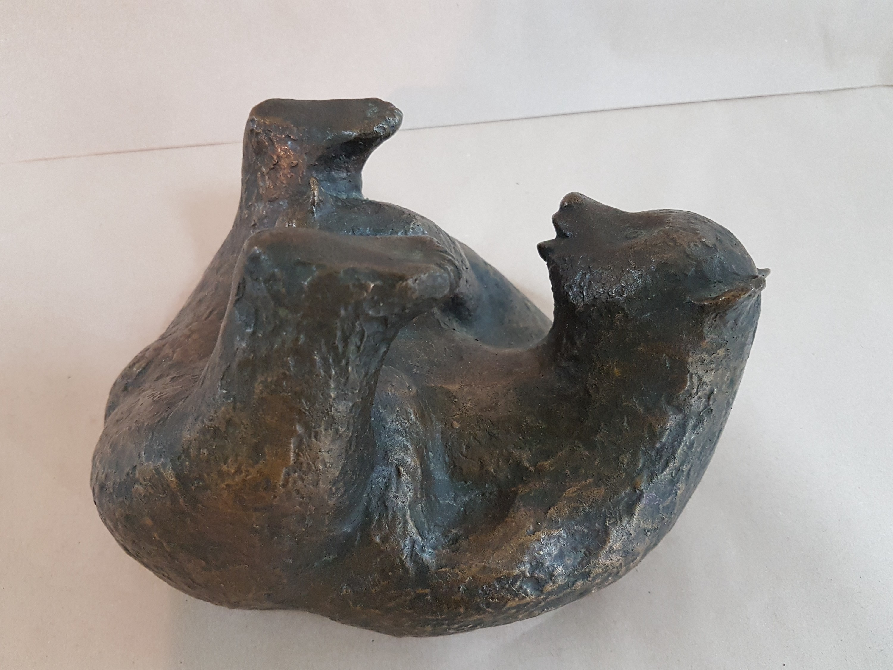 Detail c: Bronzeskulptur, deutsch, 1960er Jahre, auf dem Rücken liegende Bärin mit Jungem, ca. 13x17x16cm