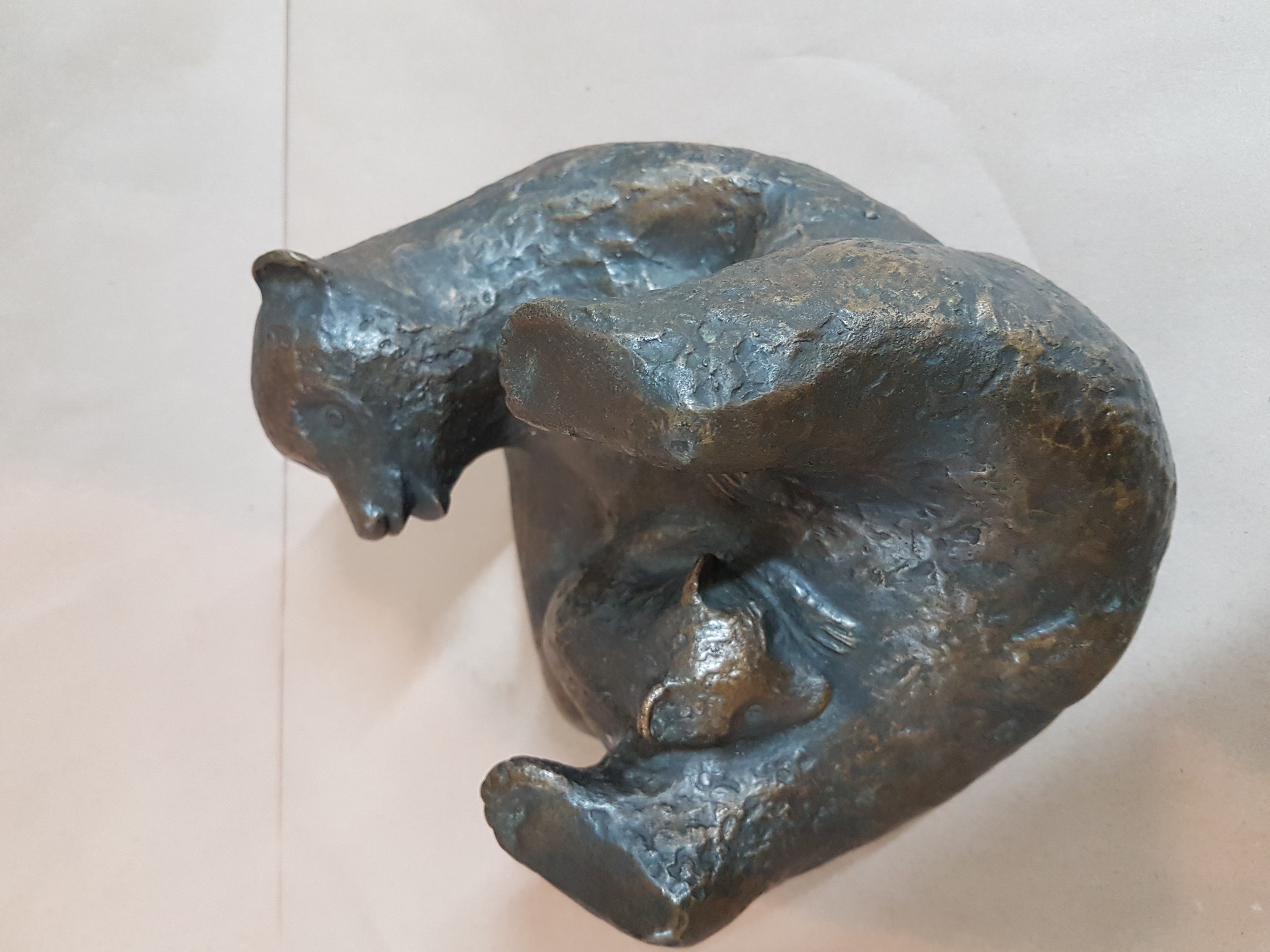 Detail d: Bronzeskulptur, deutsch, 1960er Jahre, auf dem Rücken liegende Bärin mit Jungem, ca. 13x17x16cm