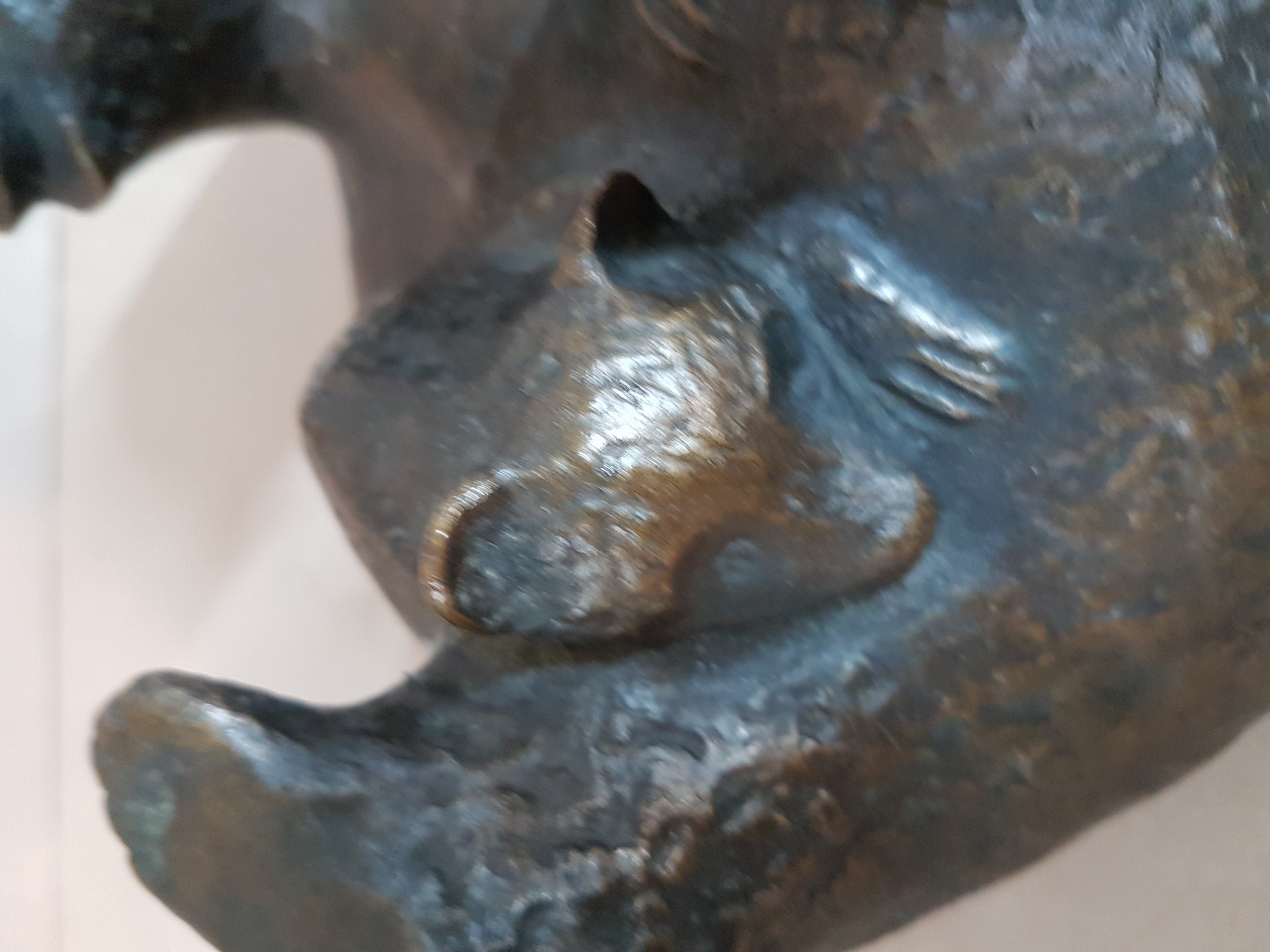 Detail e: Bronzeskulptur, deutsch, 1960er Jahre, auf dem Rücken liegende Bärin mit Jungem, ca. 13x17x16cm