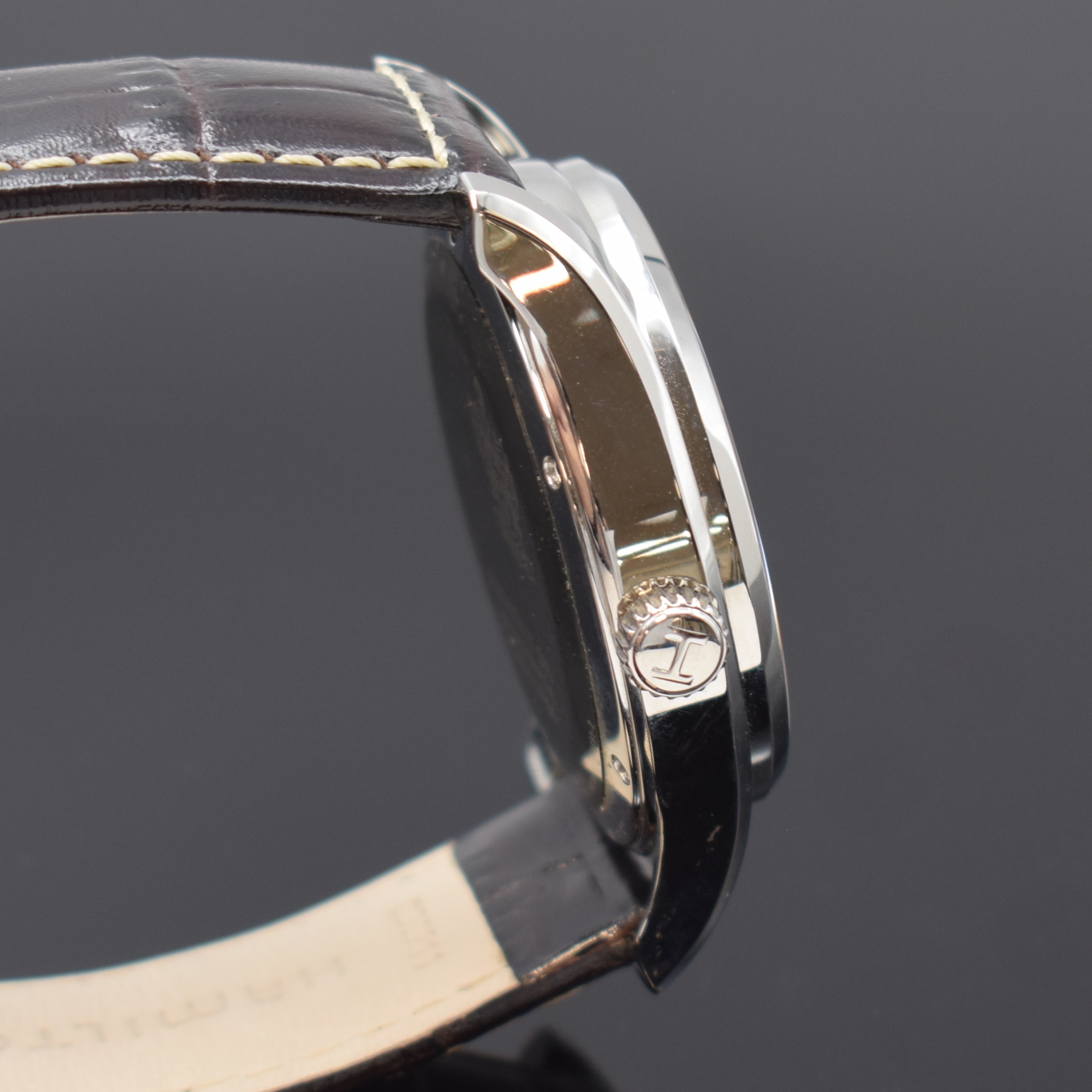 Detail d: HAMILTON Herrenarmbanduhr Khaky Navy UTC Referenz H775050, Automatik, Schweiz um 2015, Edelstahlgeh. inkl. Lederband m. Faltschl., Boden 6-fach ...