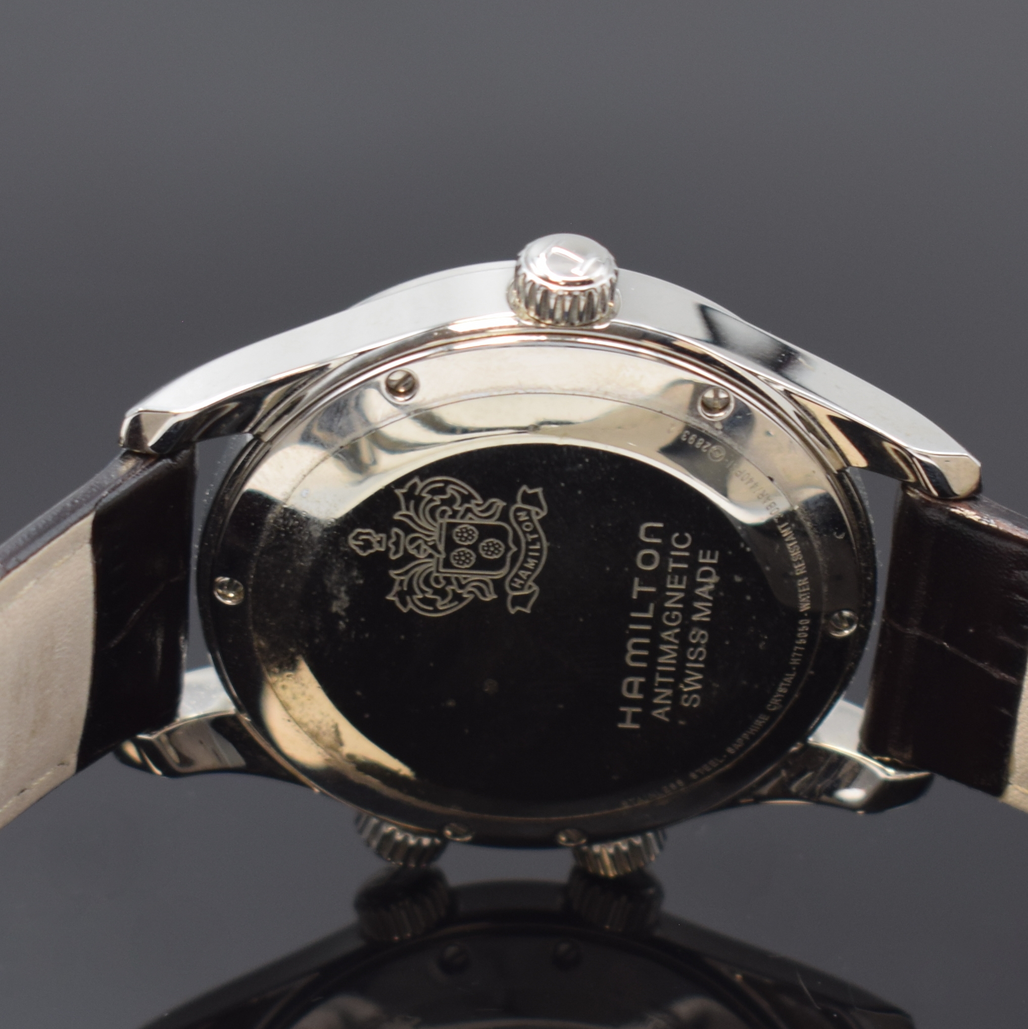 Detail e: HAMILTON Herrenarmbanduhr Khaky Navy UTC Referenz H775050, Automatik, Schweiz um 2015, Edelstahlgeh. inkl. Lederband m. Faltschl., Boden 6-fach ...