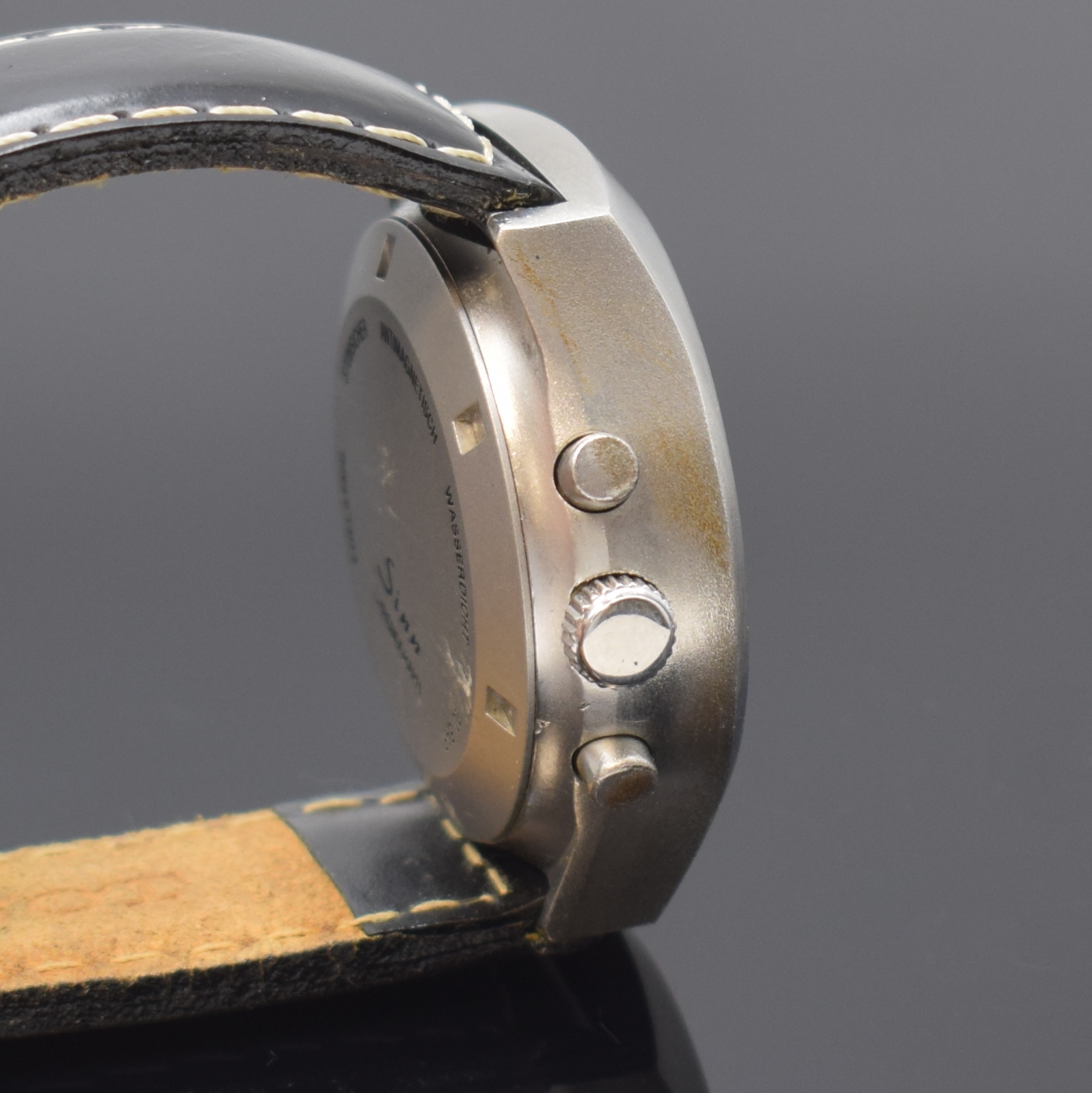 Detail b: SINN Armbandchronograph Referenz 157, Automatik, Schweiz/Deutschland um 1990, Edelstahlgeh. inkl. neutr. Lederband, Boden und Krone verschr., ...