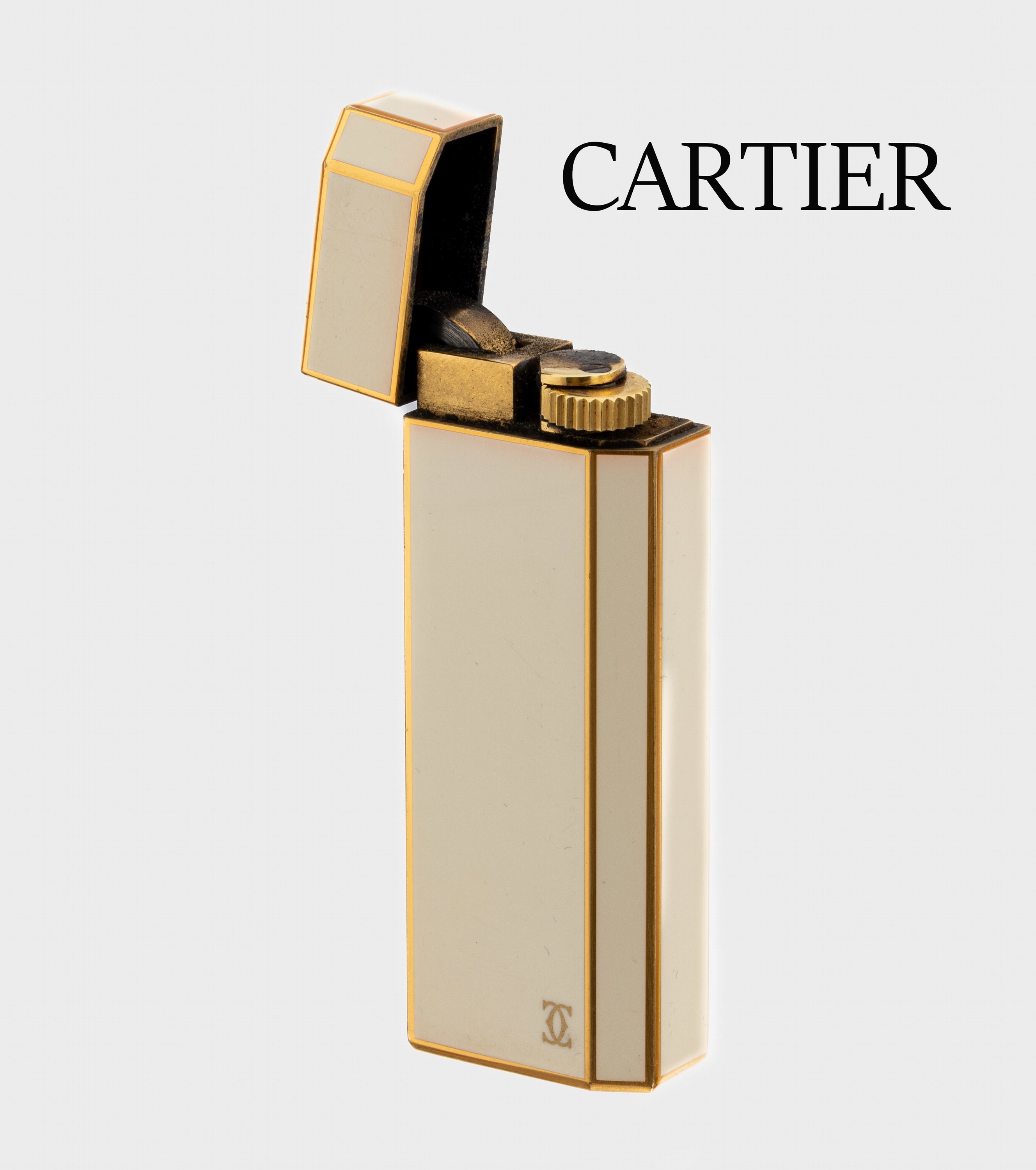 MUST DE CARTIER Feuerzeug, Metall verg., weißer Chinalack, ca. 7 x 2.5 cm, l. Gebr. -Spuren, Fkt. ungepr., Orig.-Etui und Papiere anbei