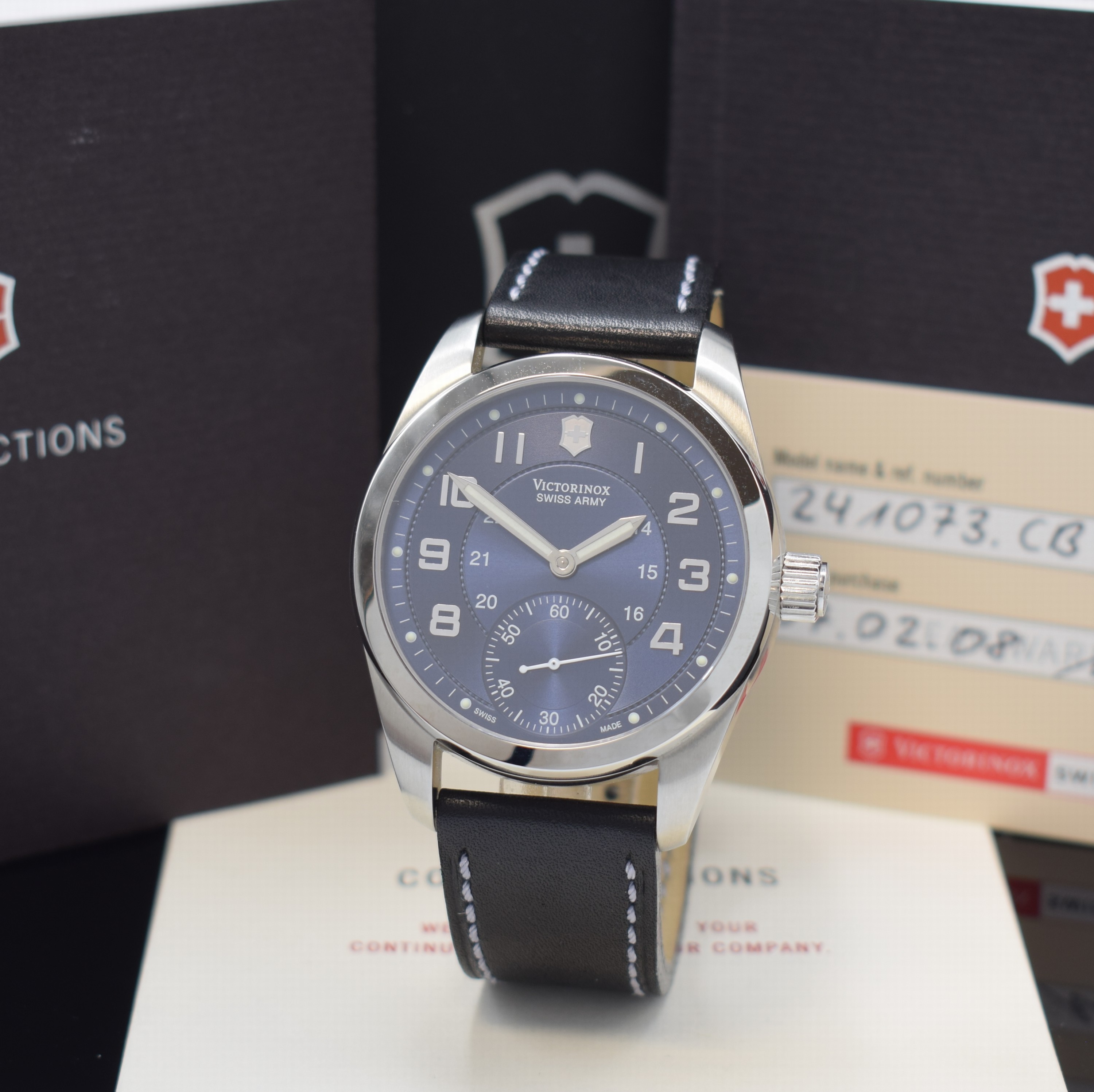 VICTORINOX Herrenarmbanduhr Referenz V.251073, Handaufzug, Edelstahlgeh. inkl. Lederband m. orig. Dornschl., beids. vergl., Boden verschr., blaues ...
