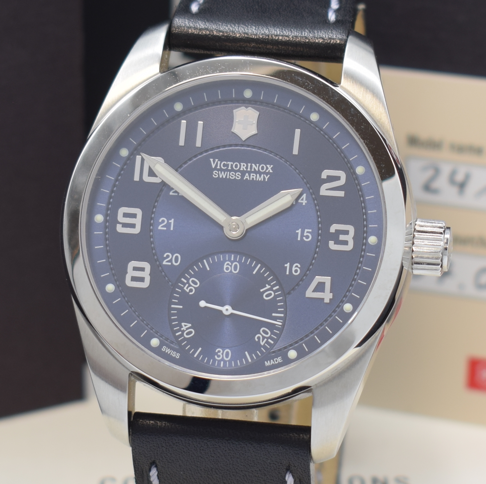 Detail a: VICTORINOX Herrenarmbanduhr Referenz V.251073, Handaufzug, Edelstahlgeh. inkl. Lederband m. orig. Dornschl., beids. vergl., Boden verschr., blaues ...