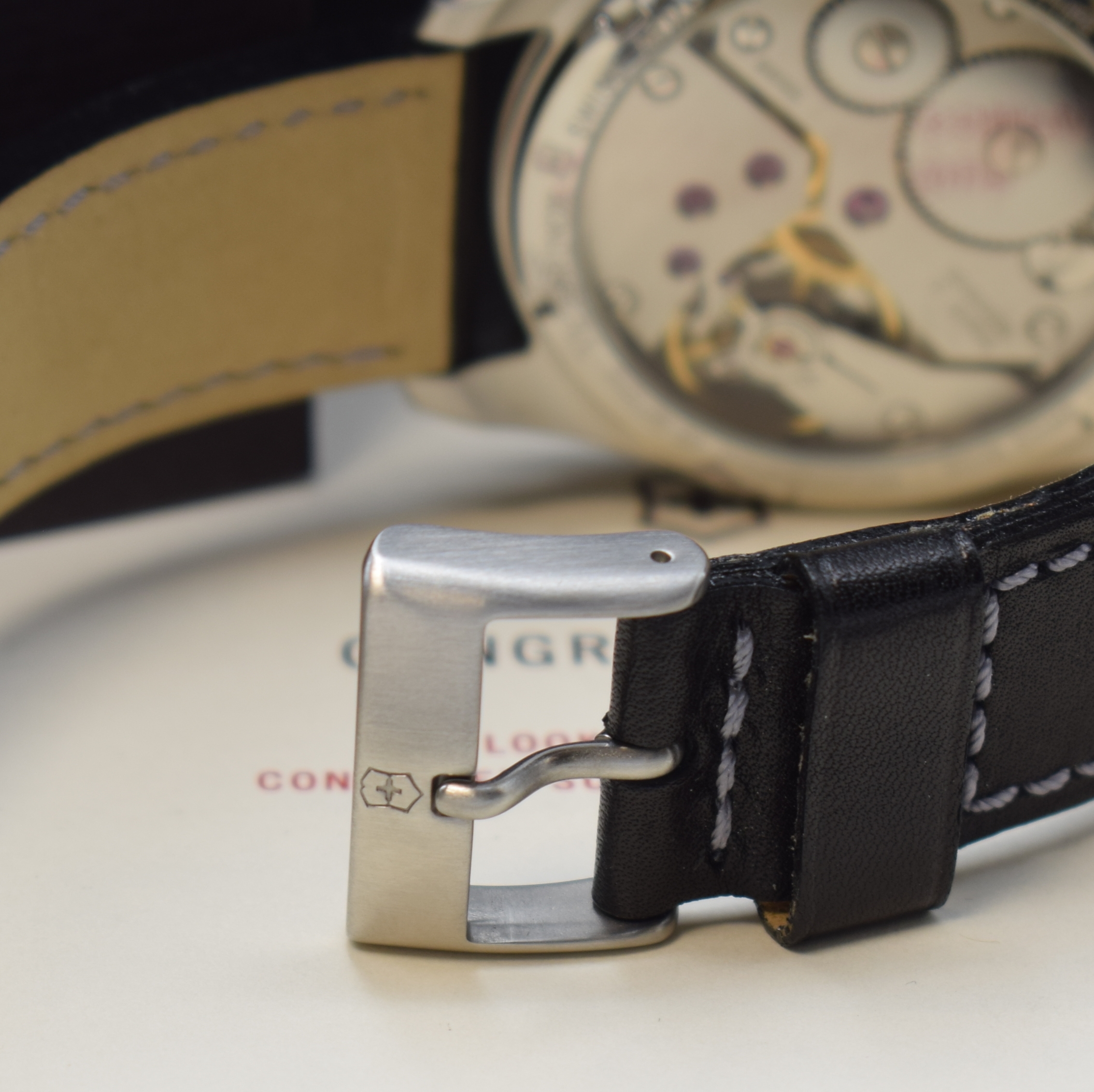 Detail b: VICTORINOX Herrenarmbanduhr Referenz V.251073, Handaufzug, Edelstahlgeh. inkl. Lederband m. orig. Dornschl., beids. vergl., Boden verschr., blaues ...