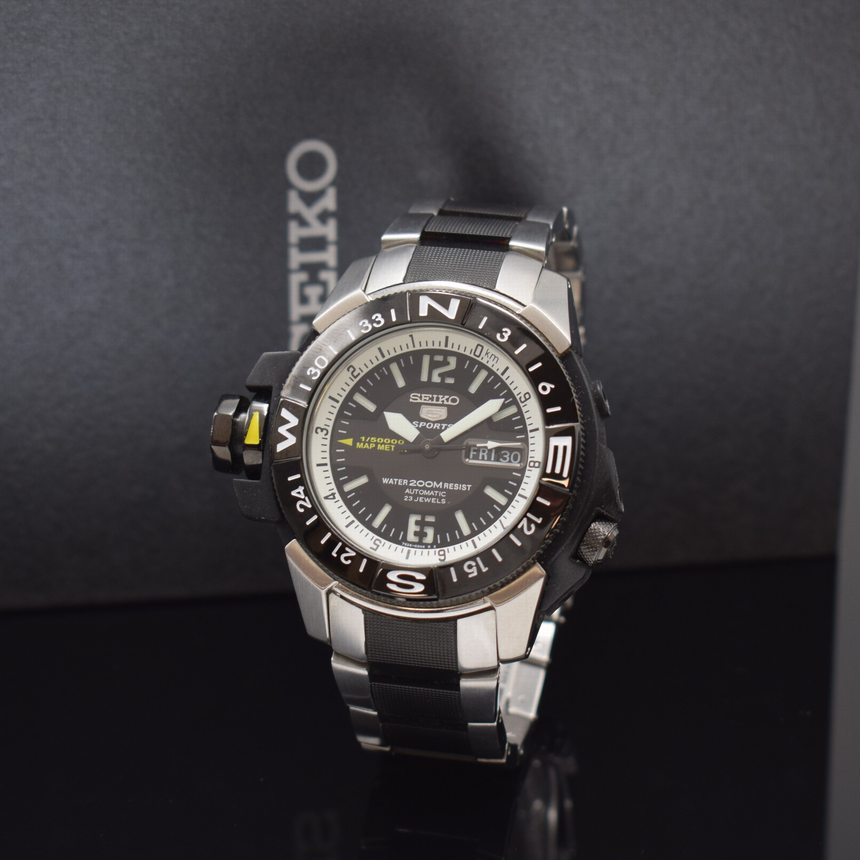 SEIKO 5 Sports Herrenarmbanduhr MAP METER Referenz 7S36-02K0, Automatik, Japan um 2015, z. T. geschwärztes Edelstahlgeh. inkl. Gliederband m. ...
