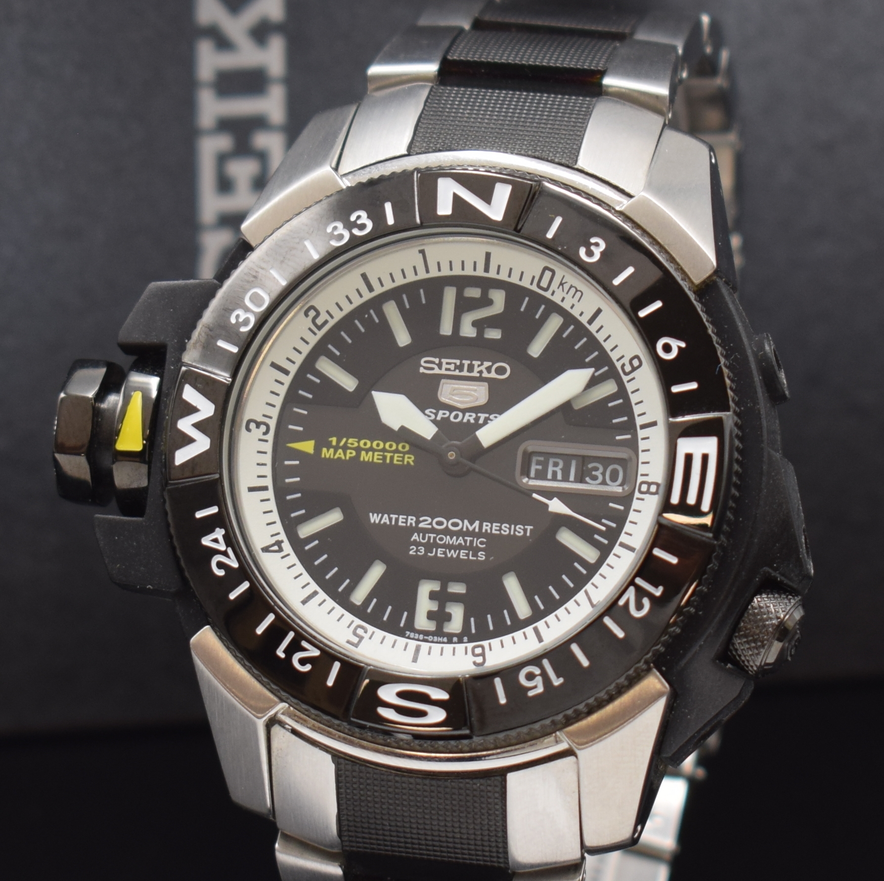 Detail a: SEIKO 5 Sports Herrenarmbanduhr MAP METER Referenz 7S36-02K0, Automatik, Japan um 2015, z. T. geschwärztes Edelstahlgeh. inkl. Gliederband m. ...