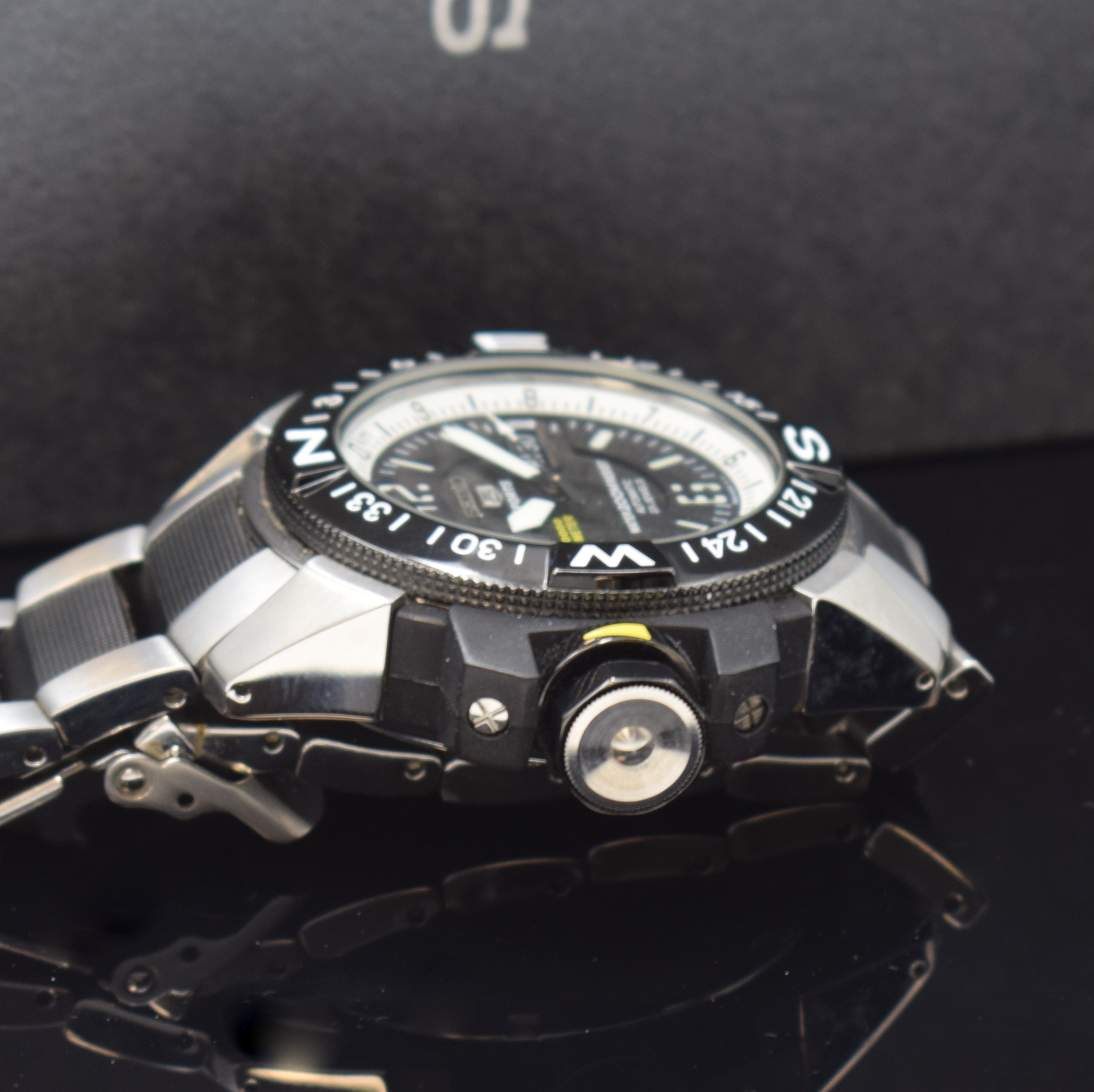 Detail c: SEIKO 5 Sports Herrenarmbanduhr MAP METER Referenz 7S36-02K0, Automatik, Japan um 2015, z. T. geschwärztes Edelstahlgeh. inkl. Gliederband m. ...