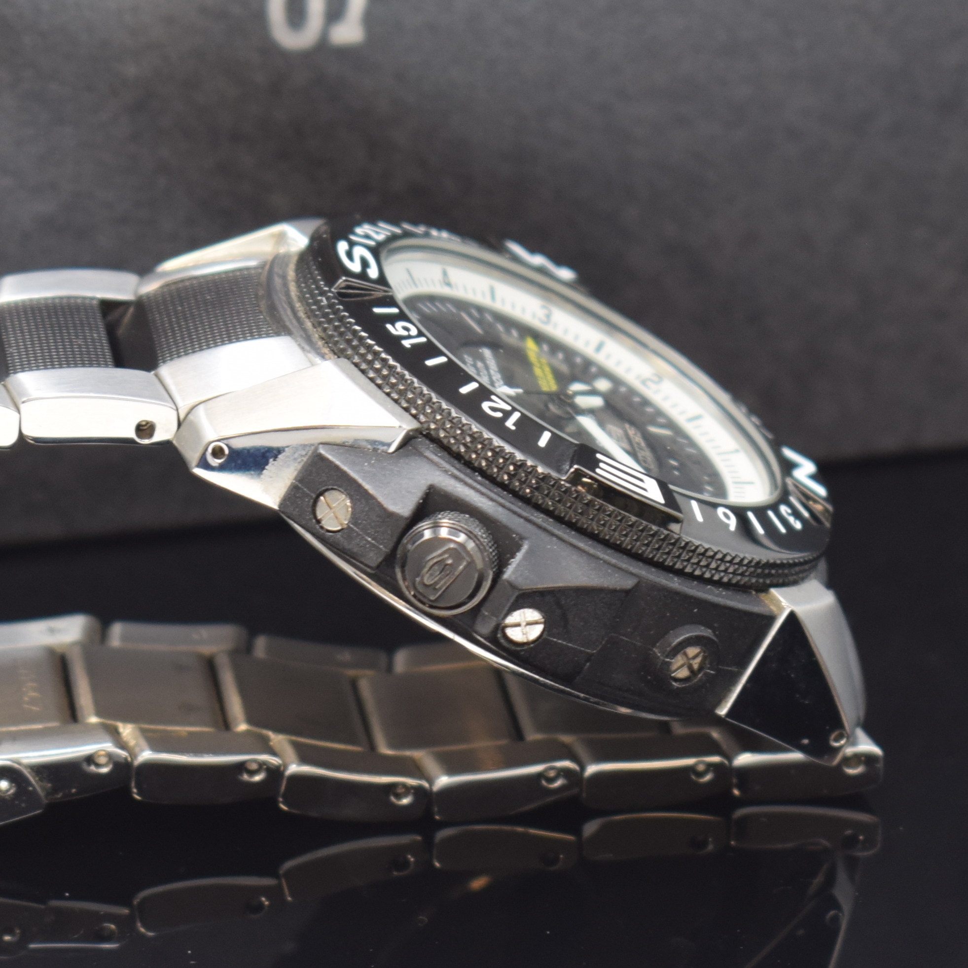Detail d: SEIKO 5 Sports Herrenarmbanduhr MAP METER Referenz 7S36-02K0, Automatik, Japan um 2015, z. T. geschwärztes Edelstahlgeh. inkl. Gliederband m. ...