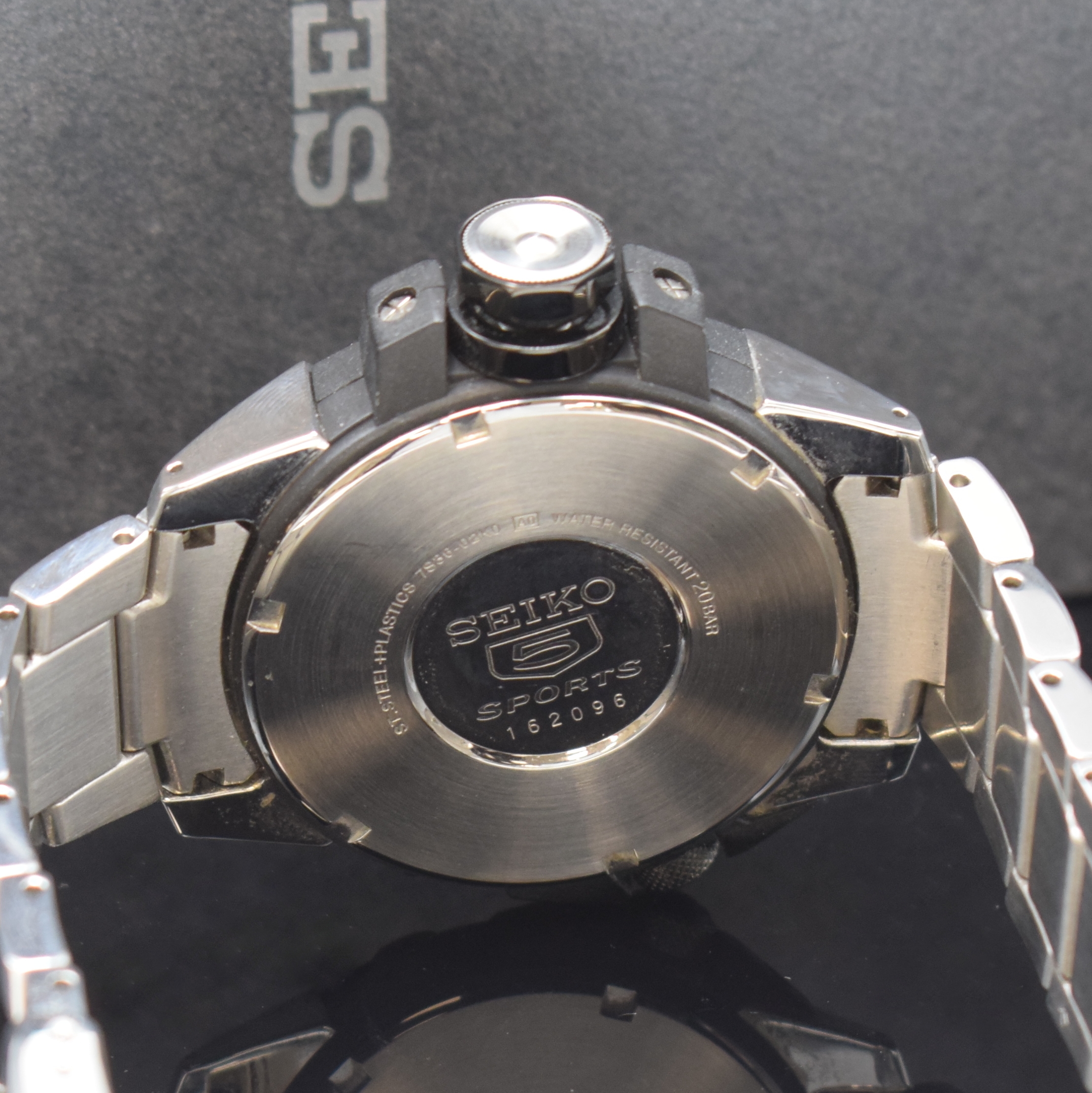 Detail e: SEIKO 5 Sports Herrenarmbanduhr MAP METER Referenz 7S36-02K0, Automatik, Japan um 2015, z. T. geschwärztes Edelstahlgeh. inkl. Gliederband m. ...