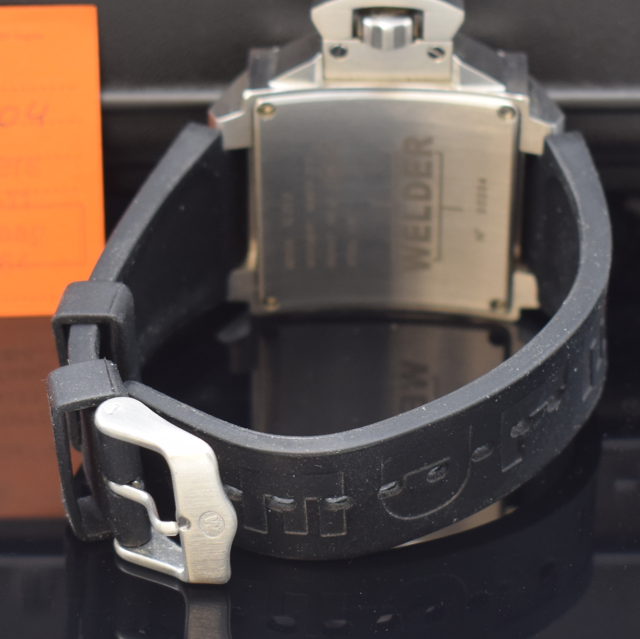 Detail b: WELDER Herrenarmbanduhr Series K-25B, quarz,Edelstahlgeh. inkl. orig. Kautschukband mit orig. Dornschl., Boden 4-fach verschr., Krone bei 9 unter ...