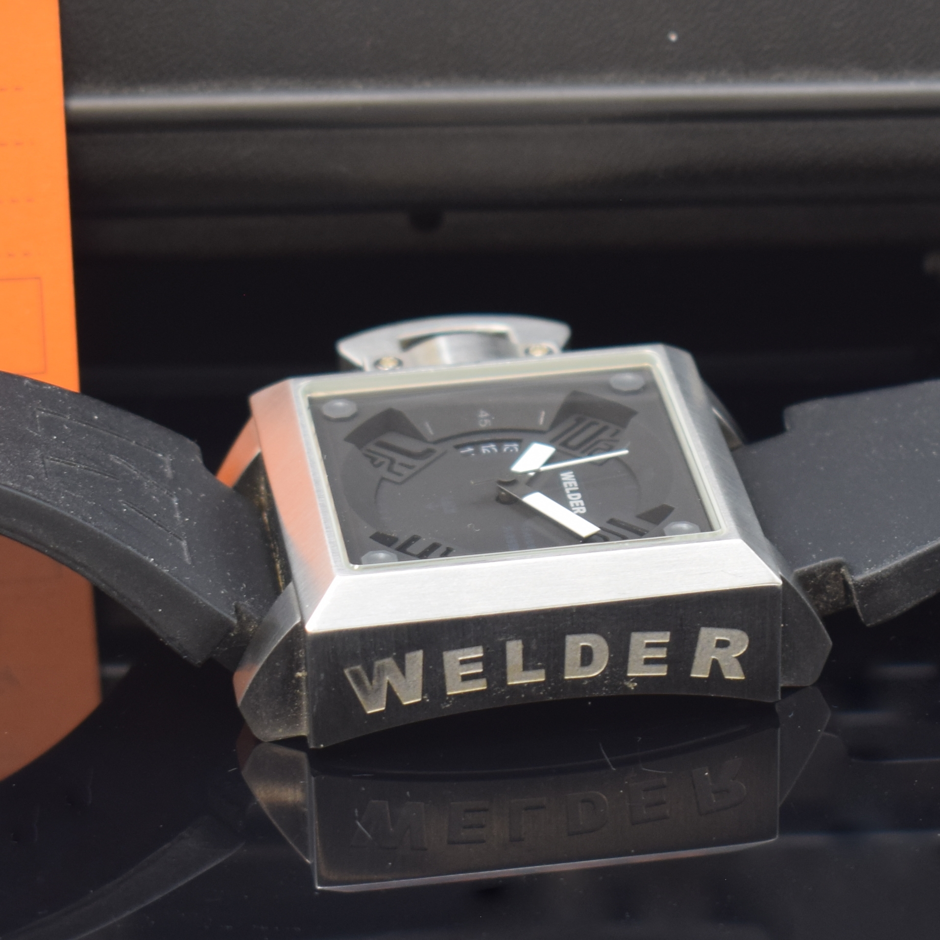 Detail d: WELDER Herrenarmbanduhr Series K-25B, quarz,Edelstahlgeh. inkl. orig. Kautschukband mit orig. Dornschl., Boden 4-fach verschr., Krone bei 9 unter ...