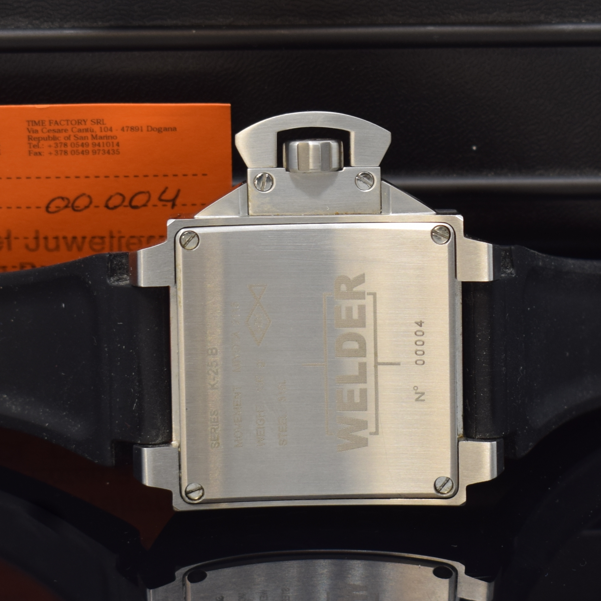 Detail e: WELDER Herrenarmbanduhr Series K-25B, quarz,Edelstahlgeh. inkl. orig. Kautschukband mit orig. Dornschl., Boden 4-fach verschr., Krone bei 9 unter ...