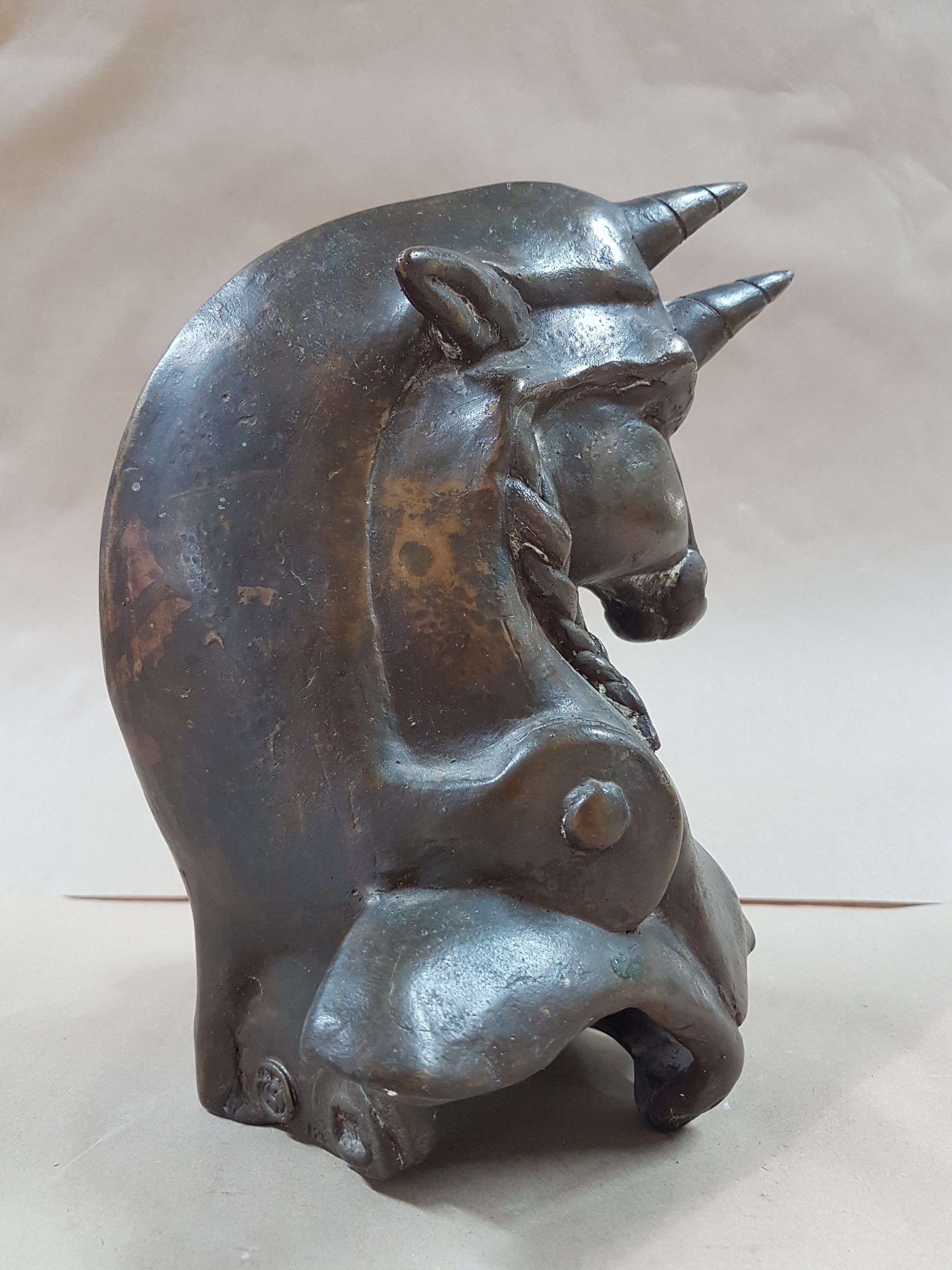 Detail b: Gernot Rumpf, geb. 1941 Kaiserslautern, Einhorn, Bronzeguss, signiert, num. 8/25, H. ca. 23cm