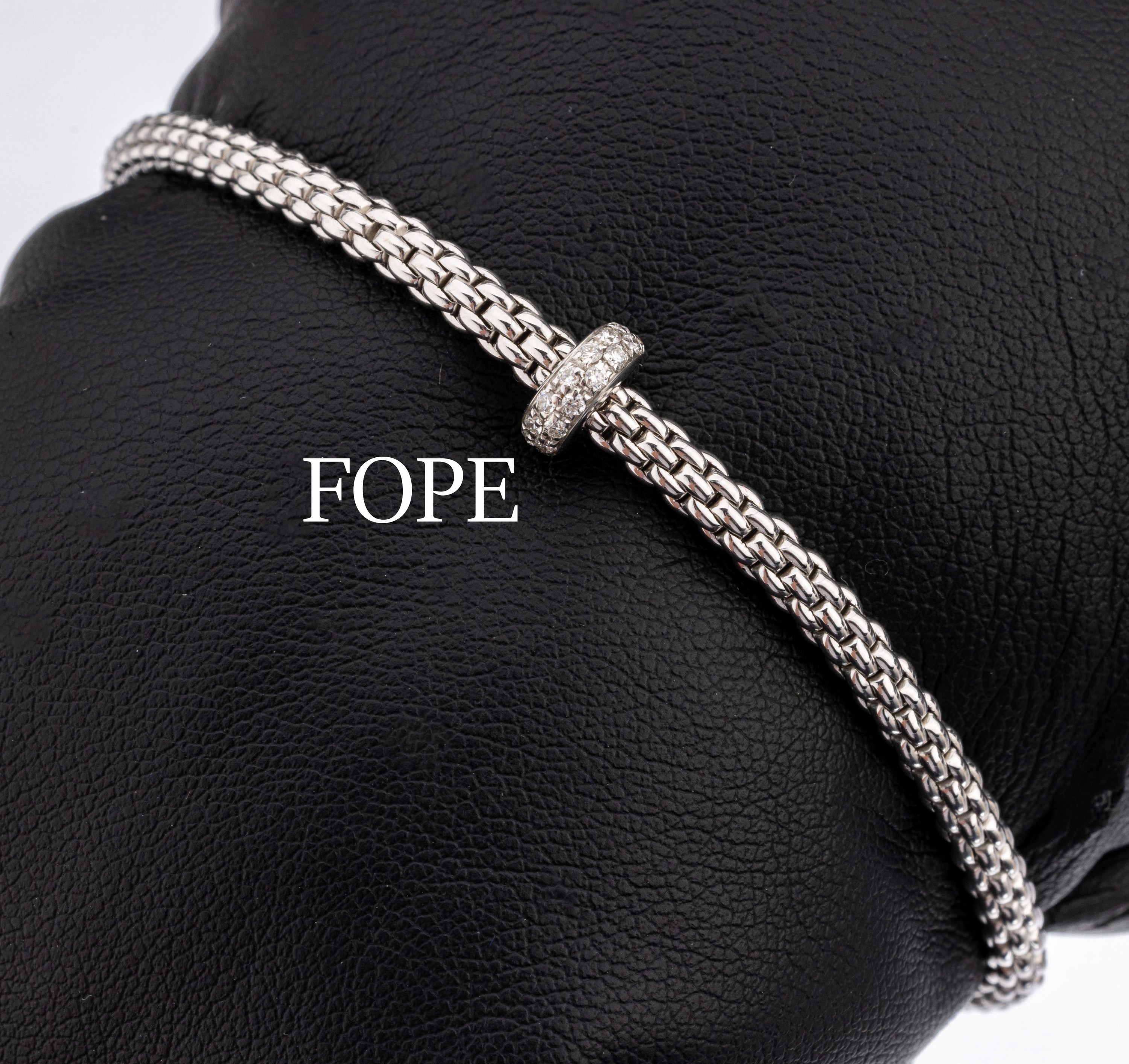 18 kt Gold FOPE Brillant Armband, WG 750/000, Modell Prima Flex it, Rondell mit Brillanten zus. ca. 0.18 ct (grav.), sign., D ca. 5.5 cm,ca. 8.7 g, ...