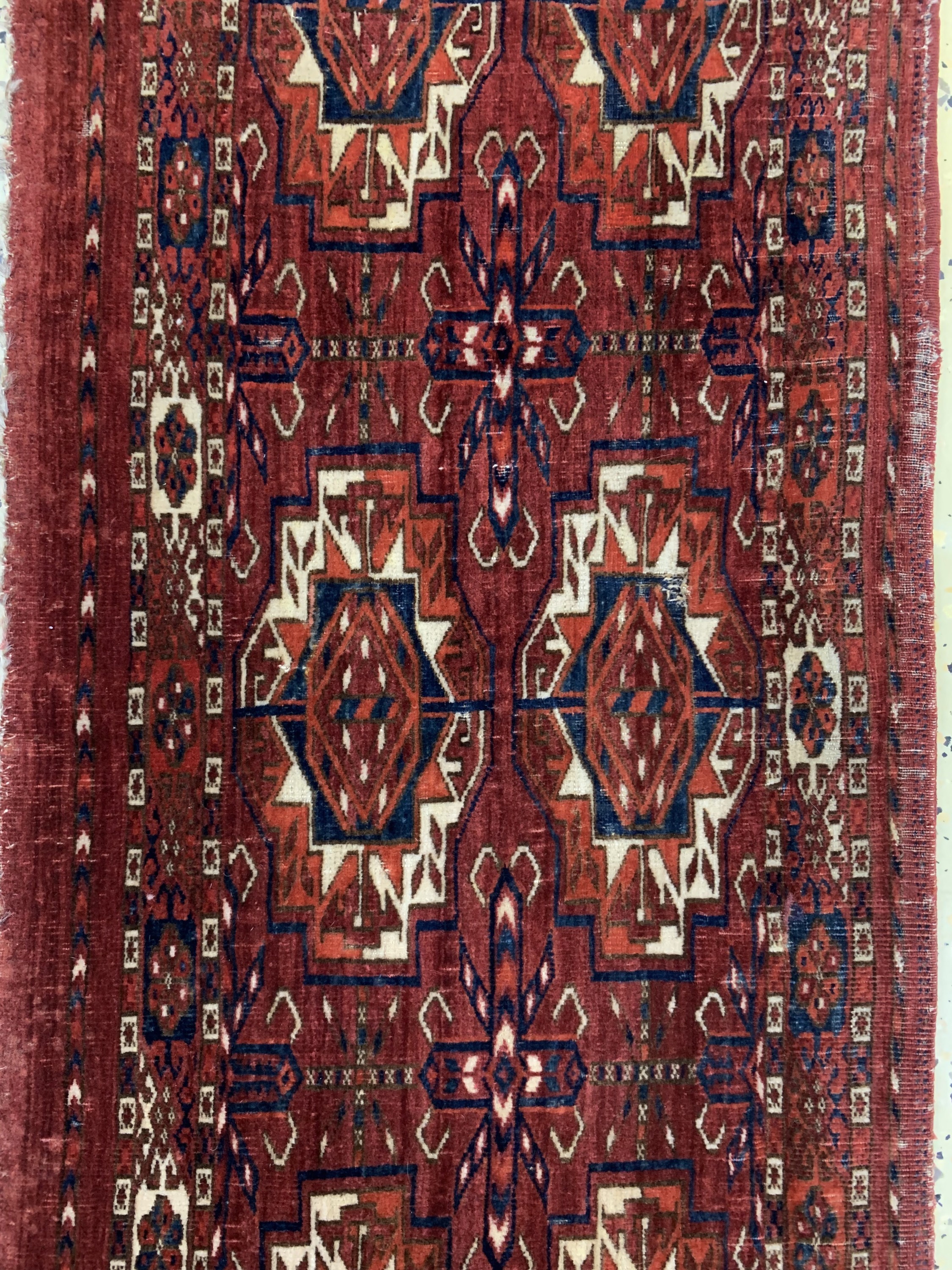Detail b: Antiker Tekke Torba, Turkmenistan, Mitte 19.Jhd, Wolle auf Wolle, ca. 124 x 44 cm, EHZ:3-4