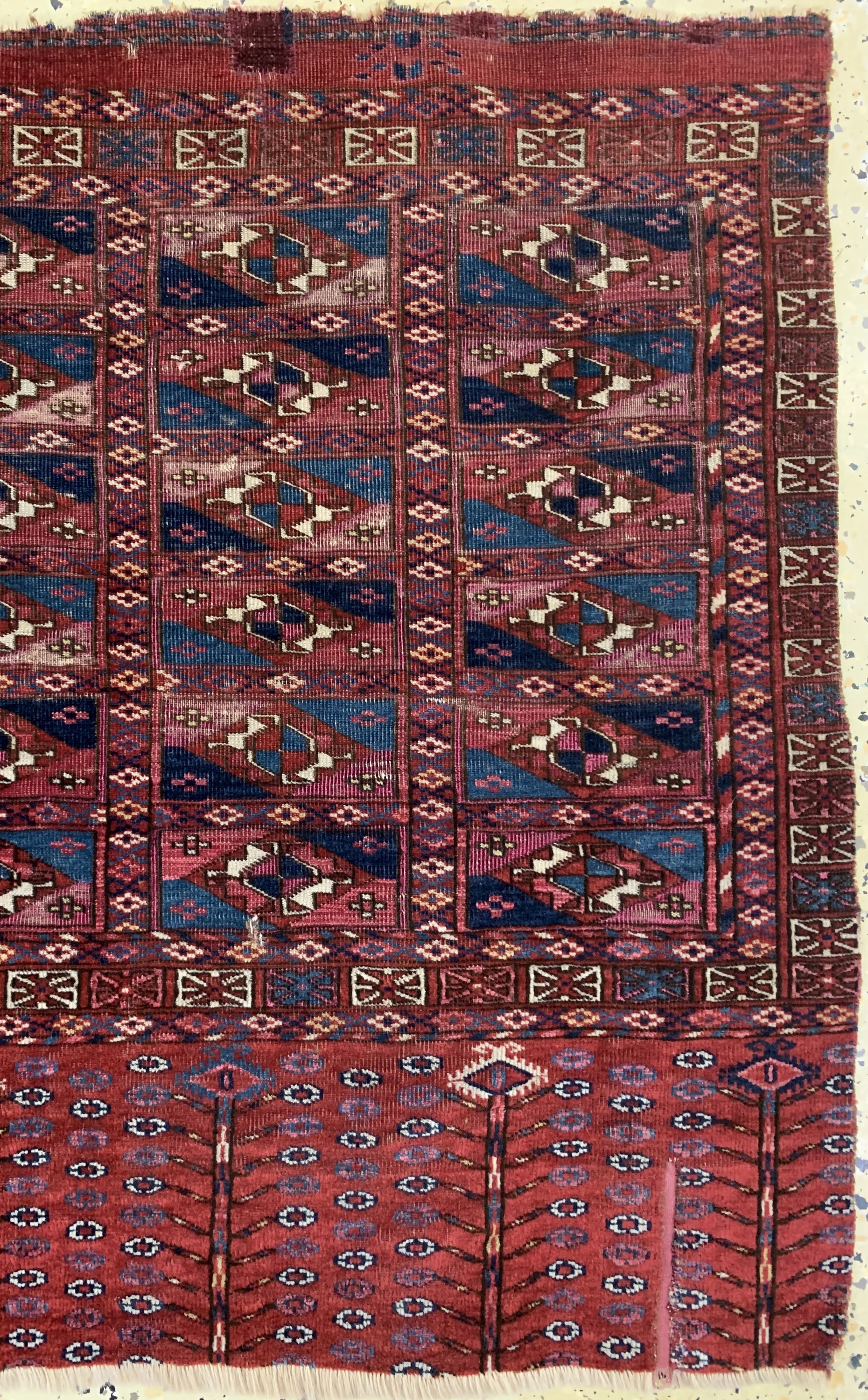 Detail a: Antiker Tekke Tschowal, Turkmenistan, Mitte19.Jhd, Wolle mit Seide, ca. 108 x 74 cm, EHZ:3-4