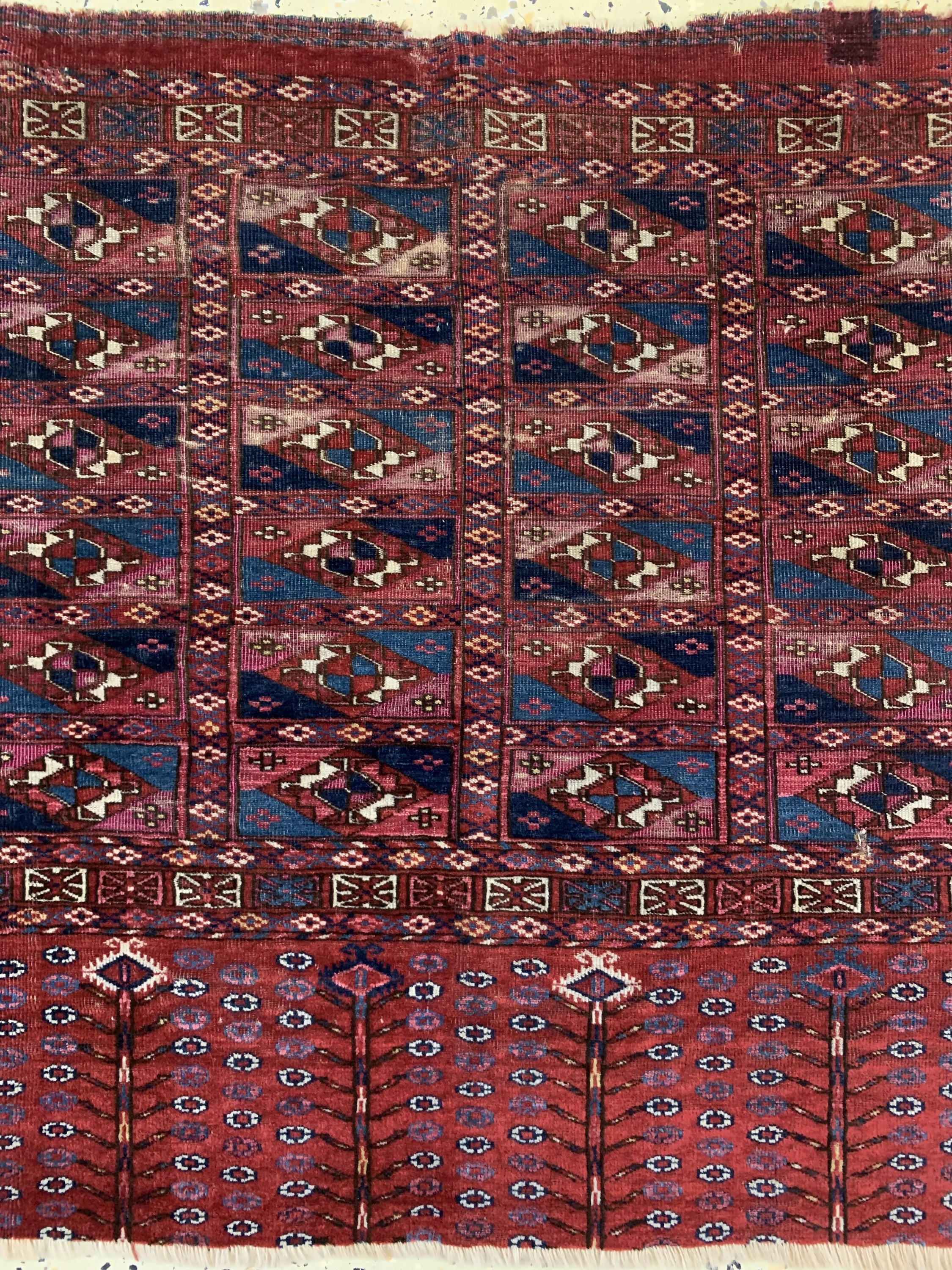 Detail b: Antiker Tekke Tschowal, Turkmenistan, Mitte19.Jhd, Wolle mit Seide, ca. 108 x 74 cm, EHZ:3-4