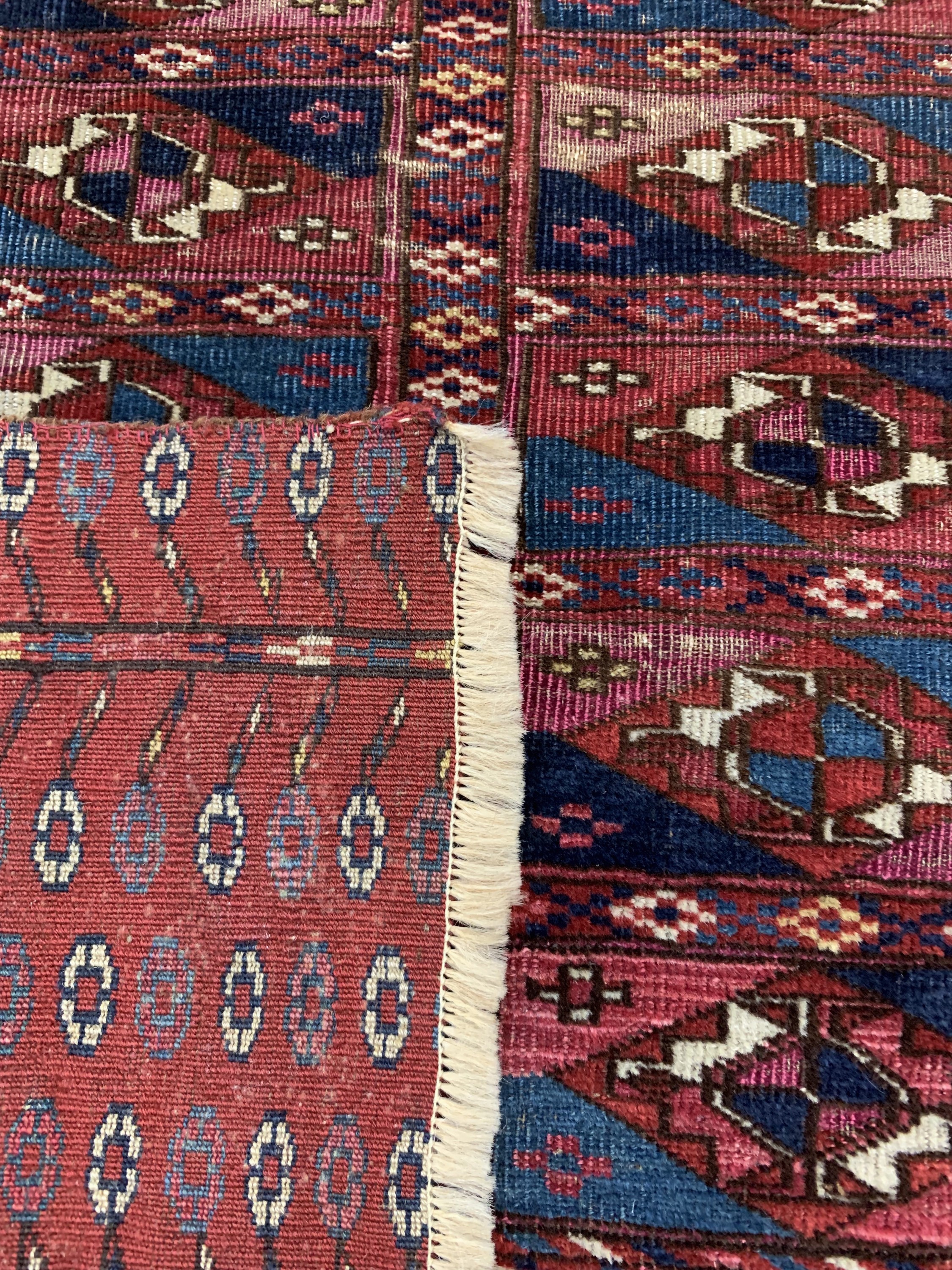 Detail d: Antiker Tekke Tschowal, Turkmenistan, Mitte19.Jhd, Wolle mit Seide, ca. 108 x 74 cm, EHZ:3-4