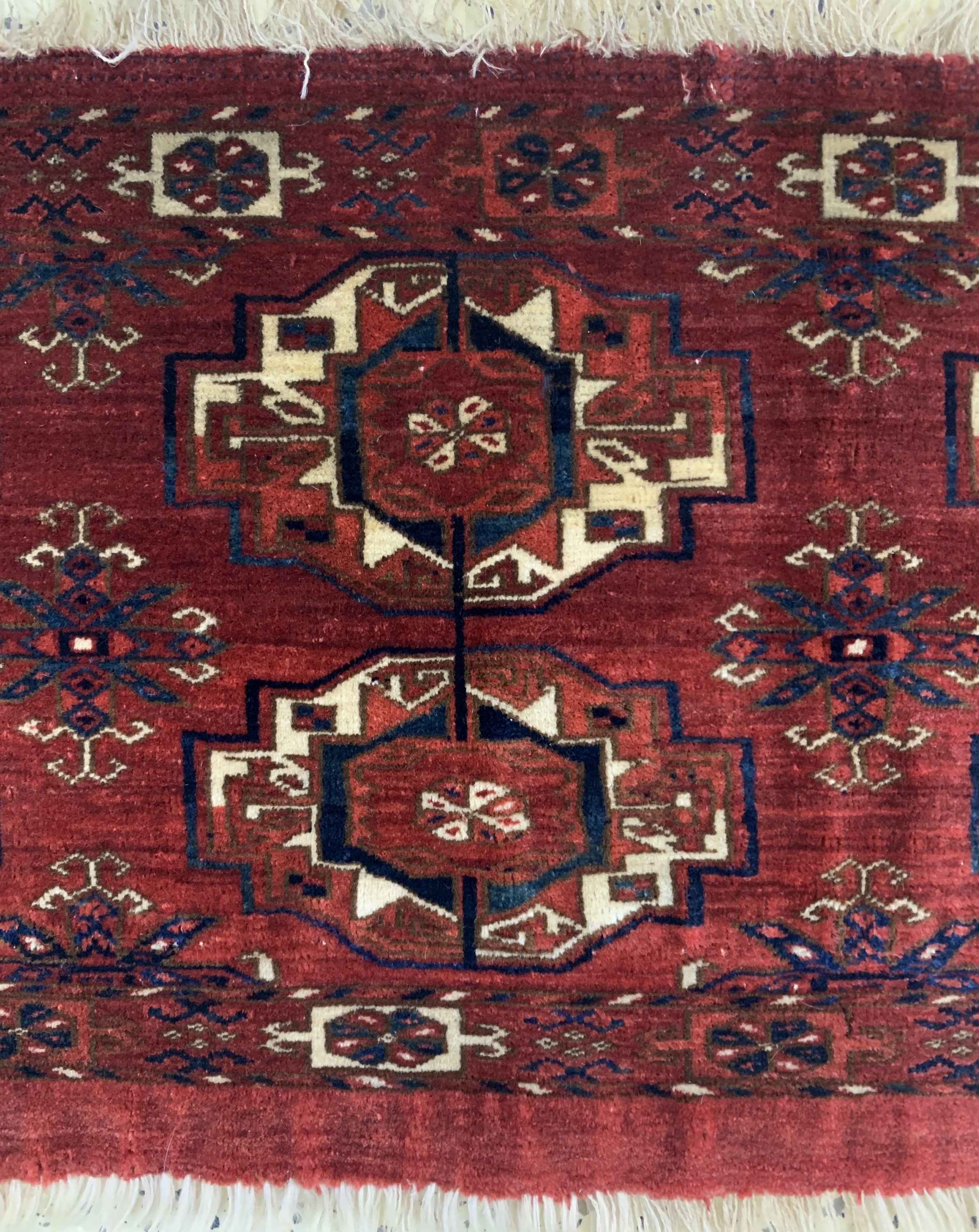 Detail b: Antiker Tekke"6 G l"Torba, Turkmenistan, Mitte 19.Jhd, Wolle auf Wolle, ca. 103 x 40 cm, EHZ: 3