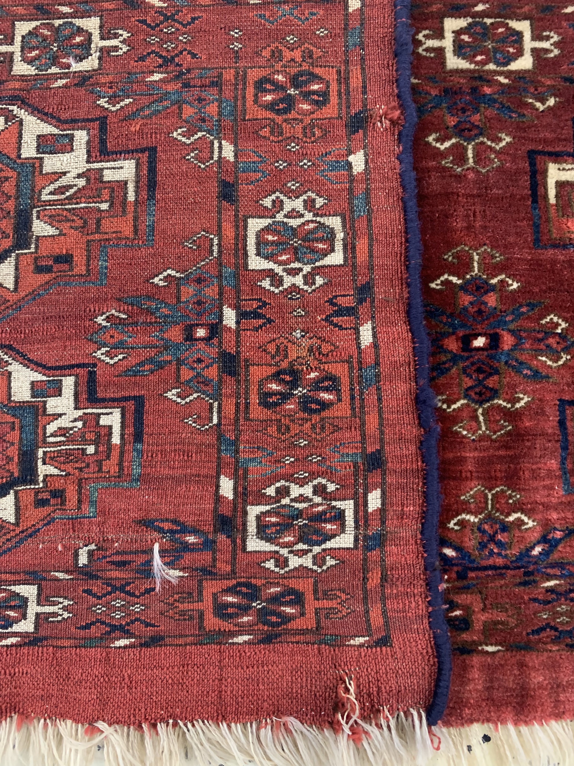 Detail d: Antiker Tekke"6 G l"Torba, Turkmenistan, Mitte 19.Jhd, Wolle auf Wolle, ca. 103 x 40 cm, EHZ: 3