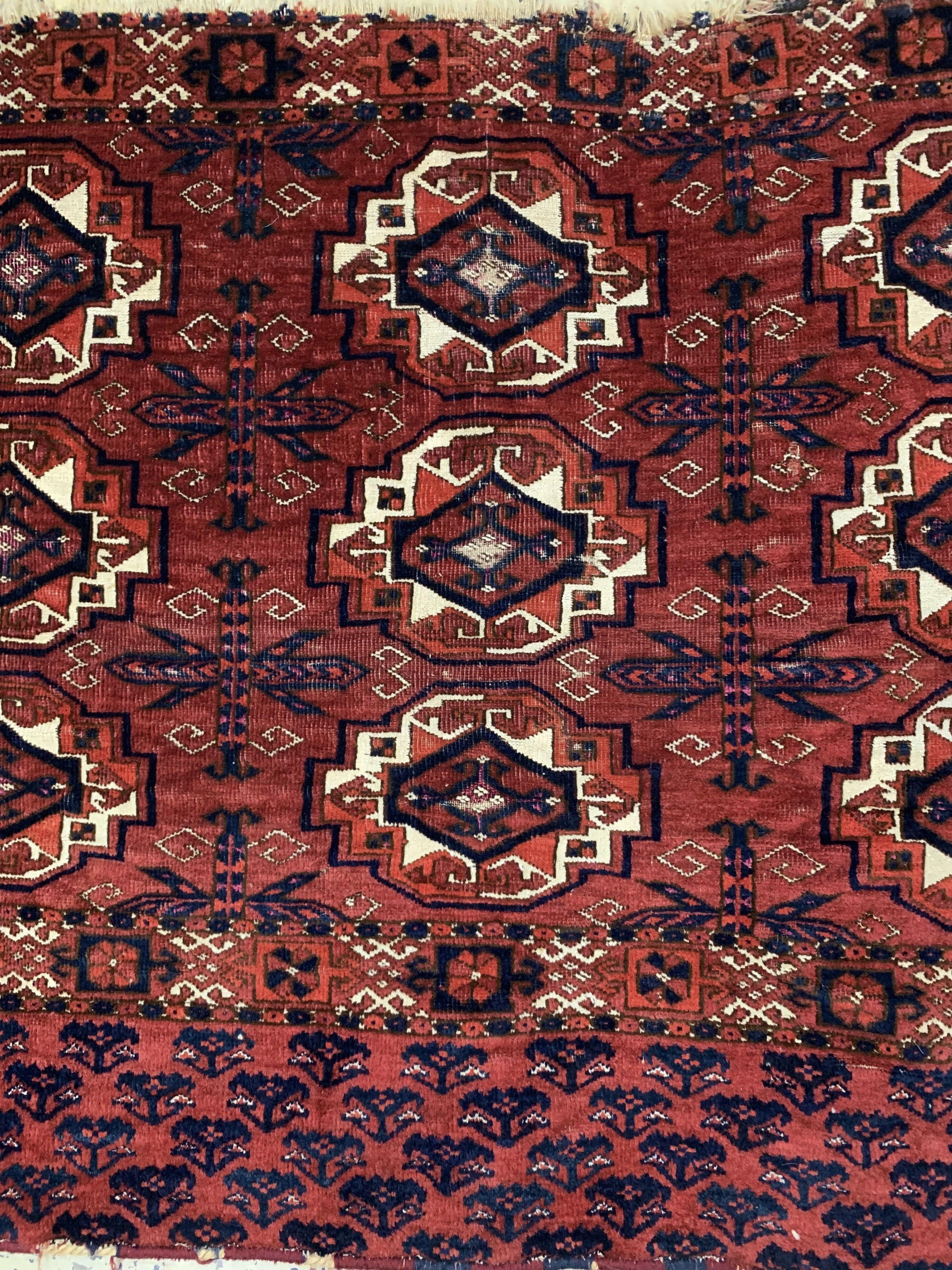 Detail b: Antiker"Saryk mit Seide", Turkmenistan, Ende 19.Jhd, Wolle mit Seide & Baumwolle, ca. 114 x 76 cm, EHZ: 3-4